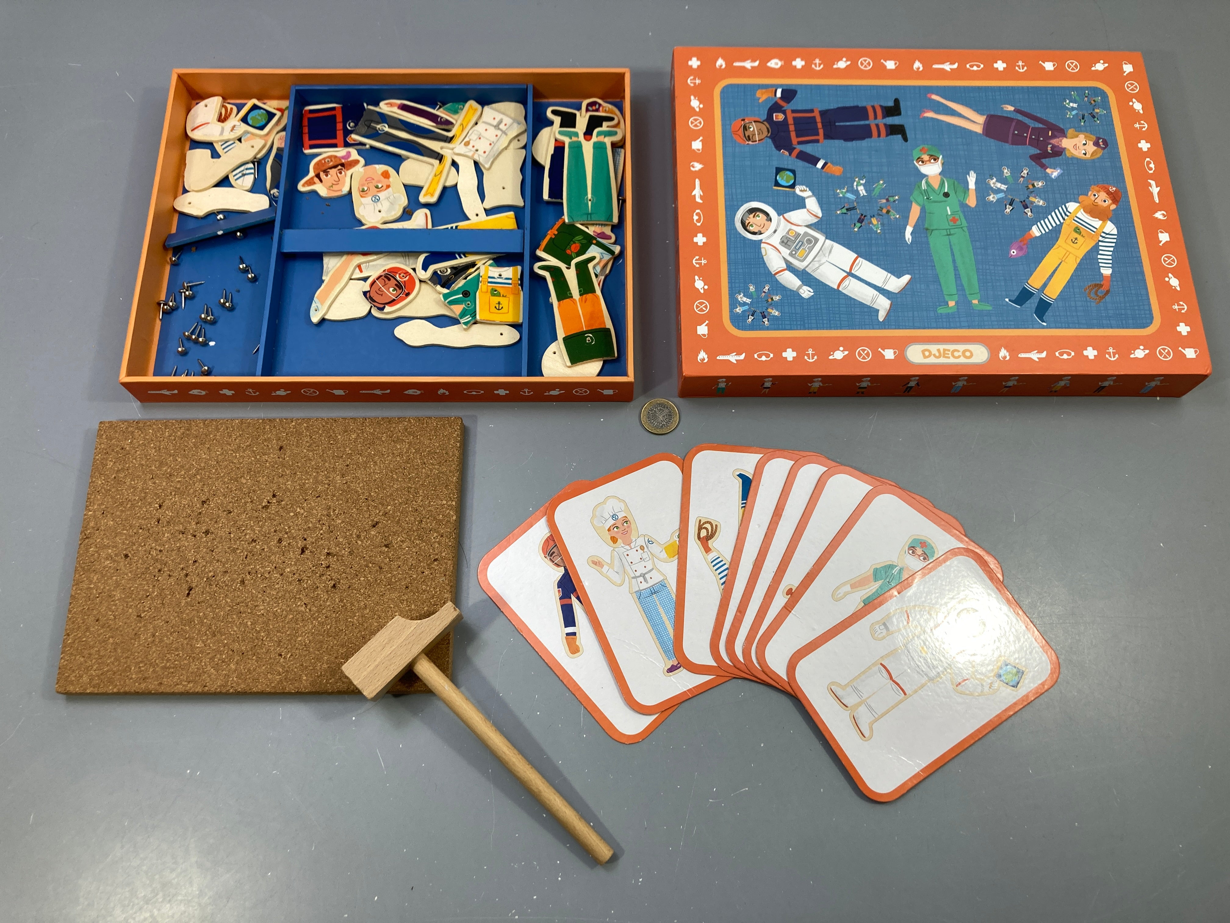 Jeu tap-tap métiers, pièces bois, plaque liège, marteau, clous, cartes modèles