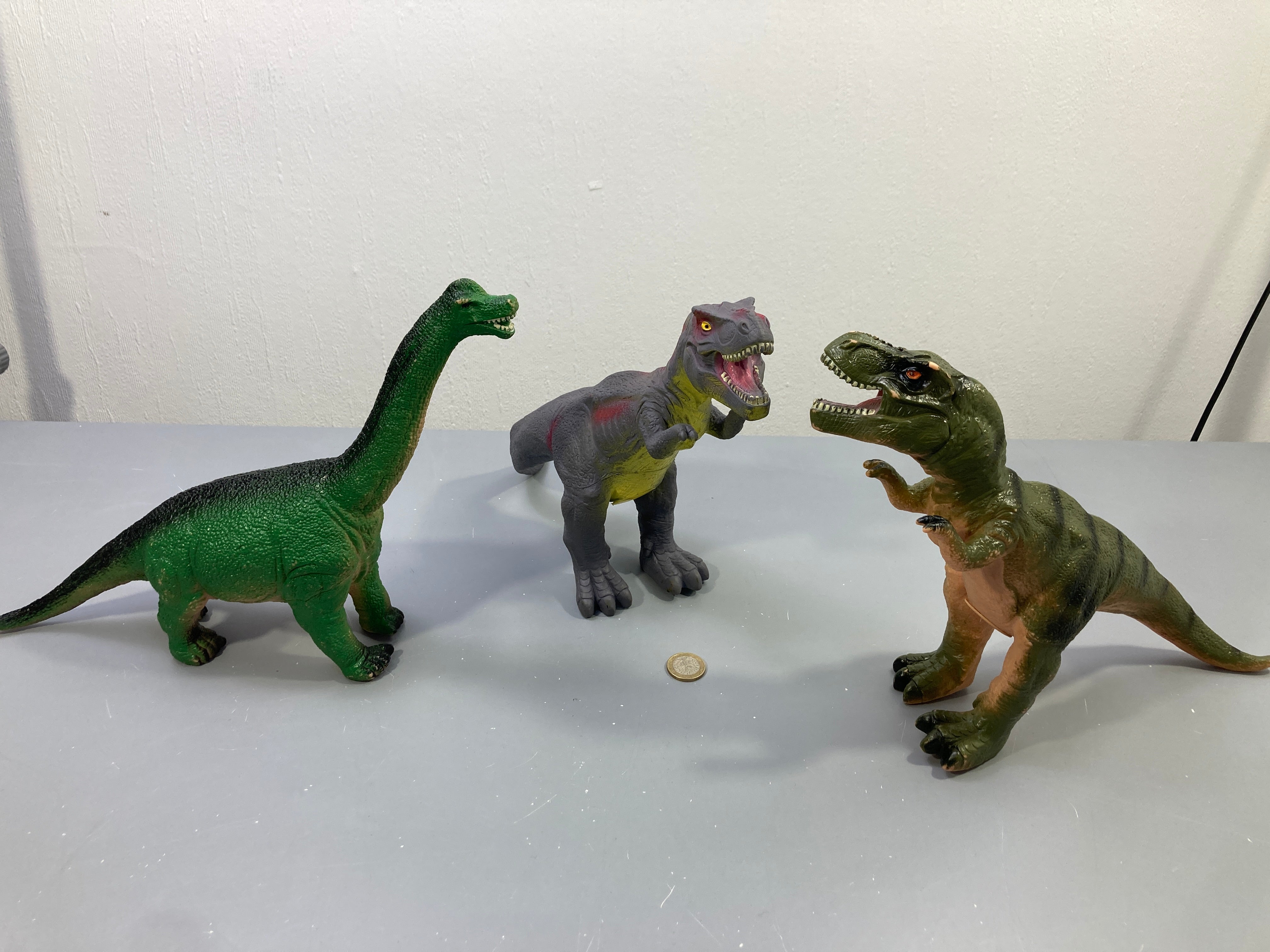 Lot 3 dinosaures souples, brachiosaure vert, 2 T-rex gris et kaki
