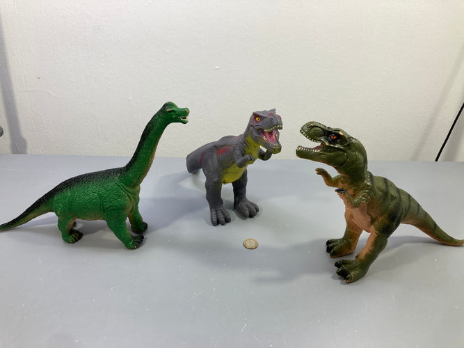 Lot 3 dinosaures souples, brachiosaure vert, 2 T-rex gris et kaki, moins cher chez Petit Kiwi
