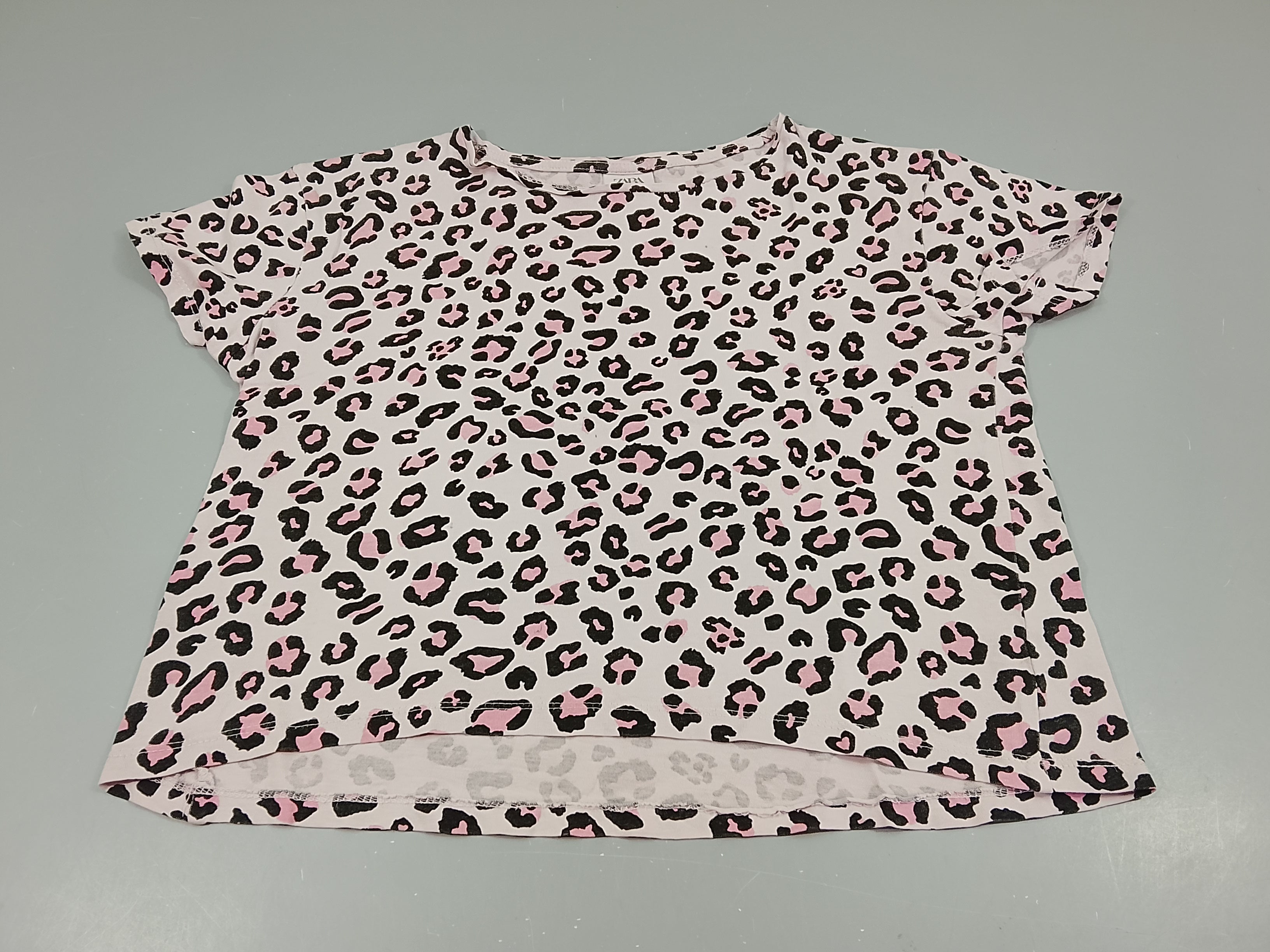 T-shirt m.c crop-top rose imprimé  léopard, petite tache à l'avant