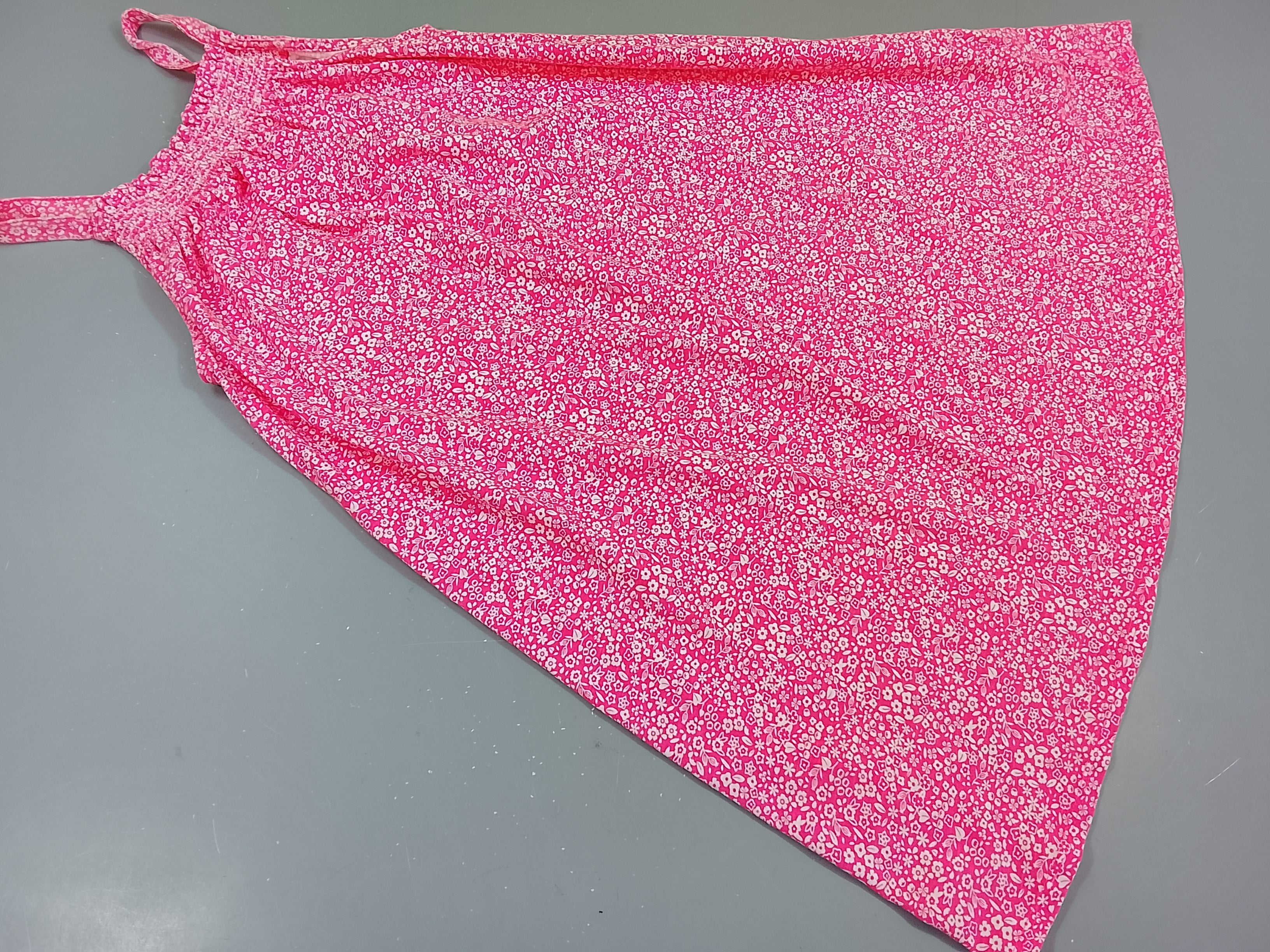 Robe à bretelles rose à fleurs blanches