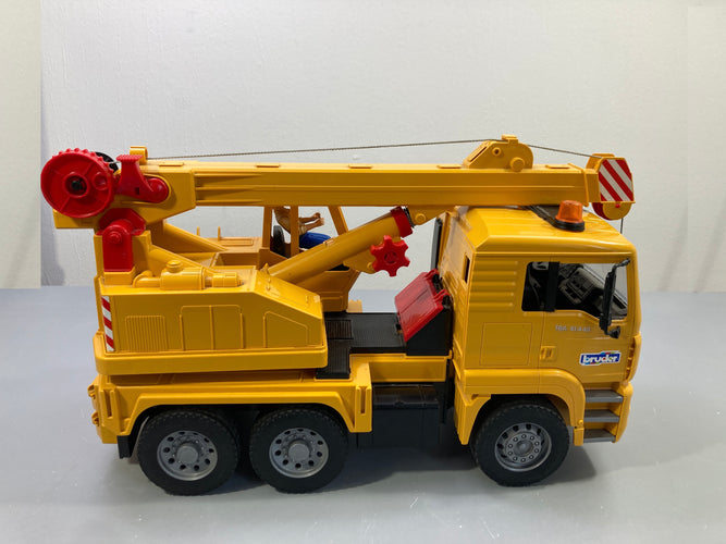 Camion grue jaune MAN TGA 41.440 avec figurine, Bruder, moins cher chez Petit Kiwi