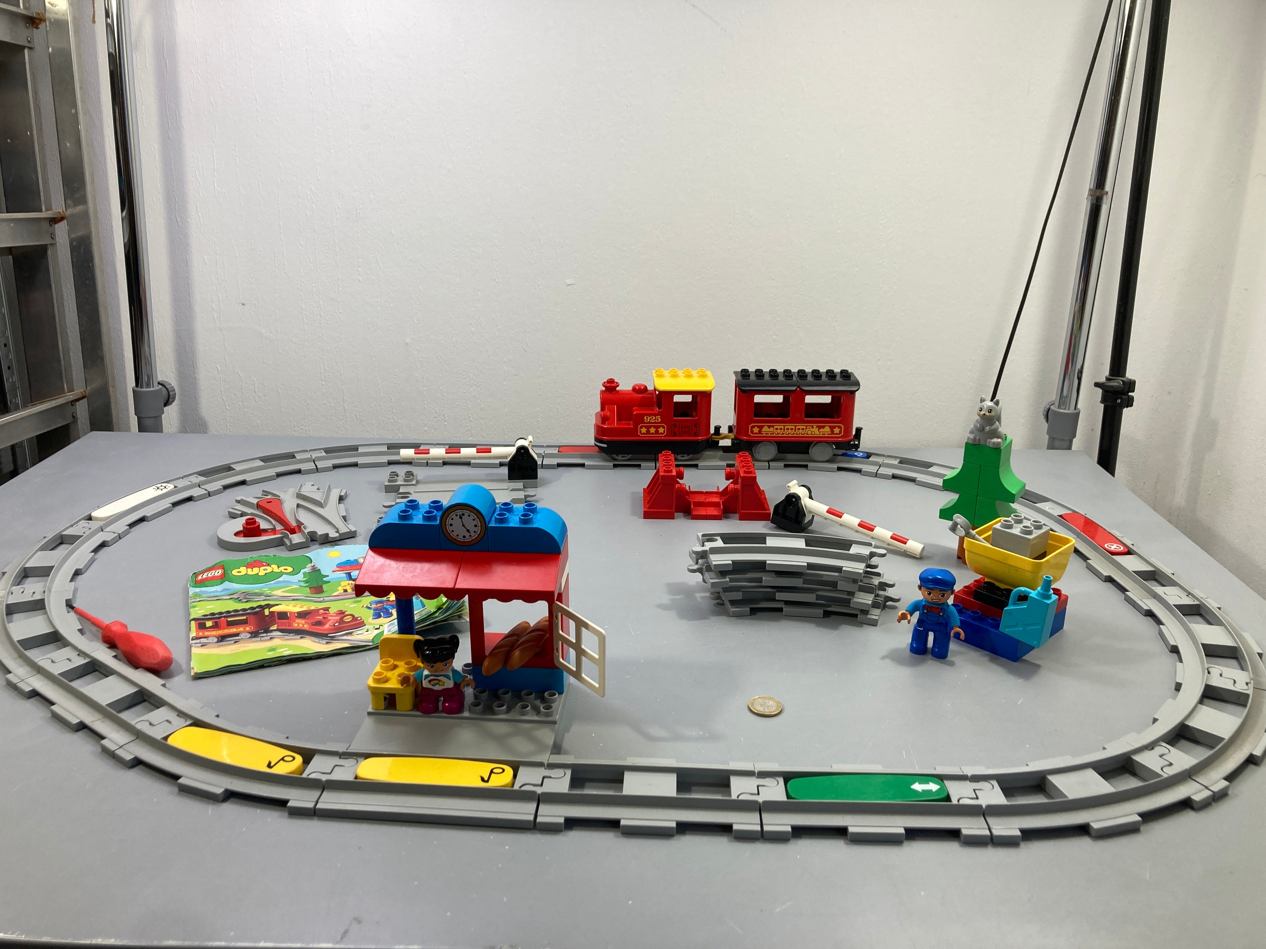 Train à vapeur rouge avec rails, gare, aiguillage, passages à niveau, 2 figurines et notice, Duplo