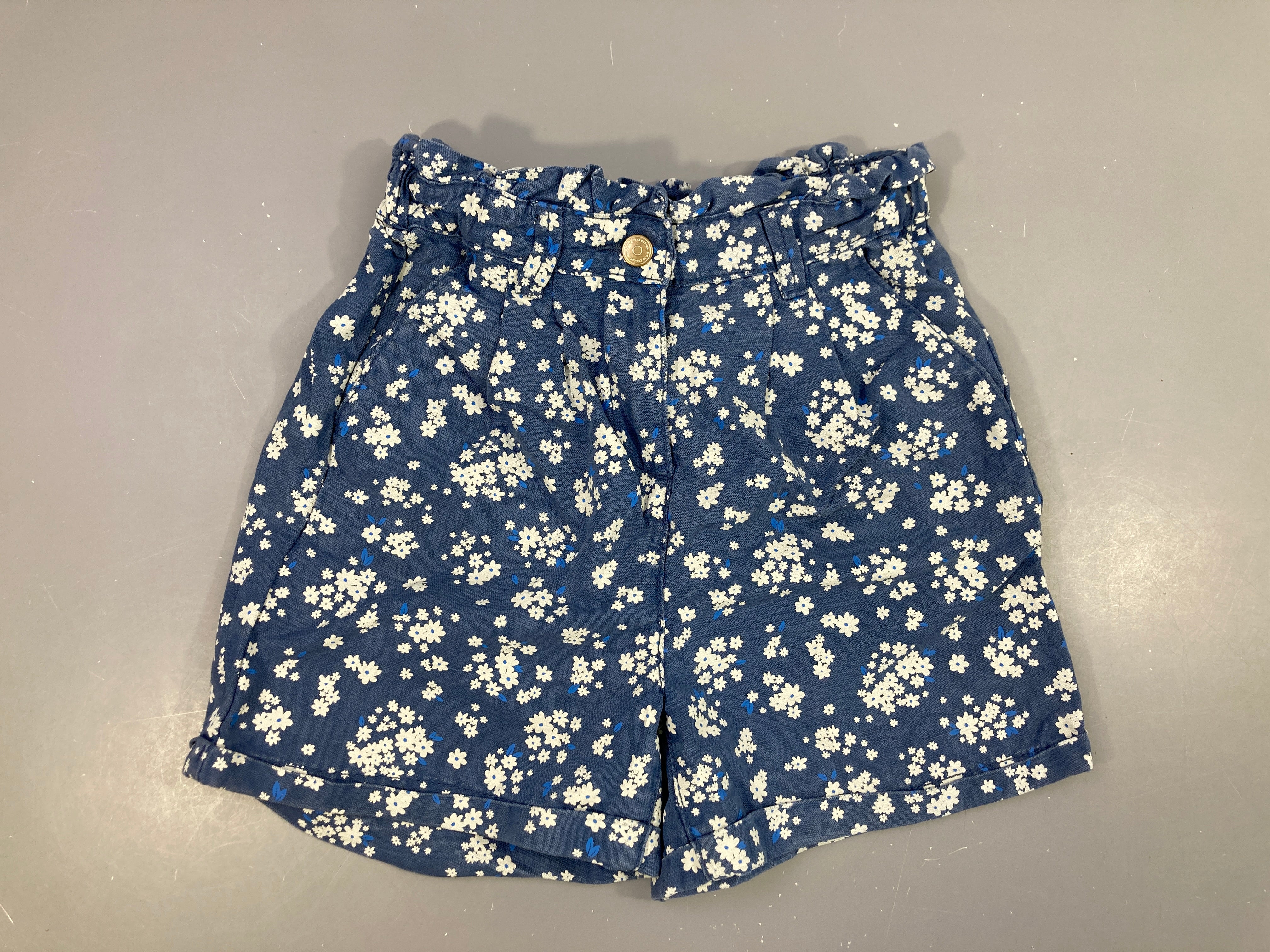 Short bleu fleurs à revers