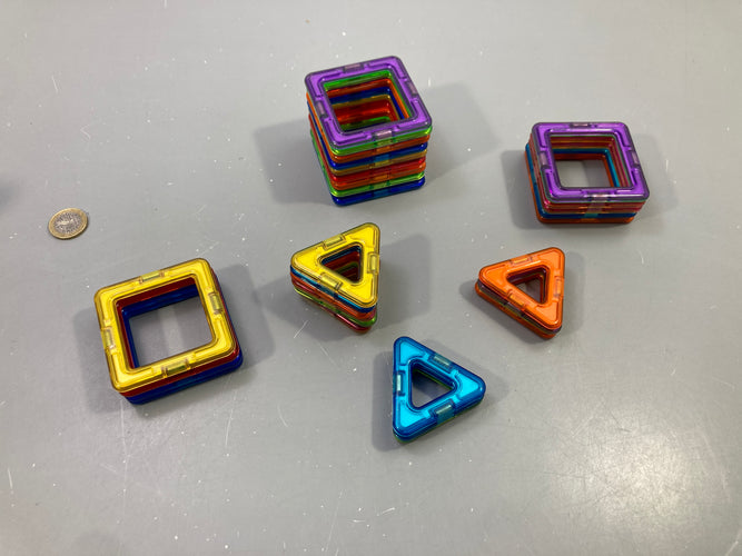 Lot de pièces de construction magnétiques translucides multicolores, carrés et triangles, moins cher chez Petit Kiwi