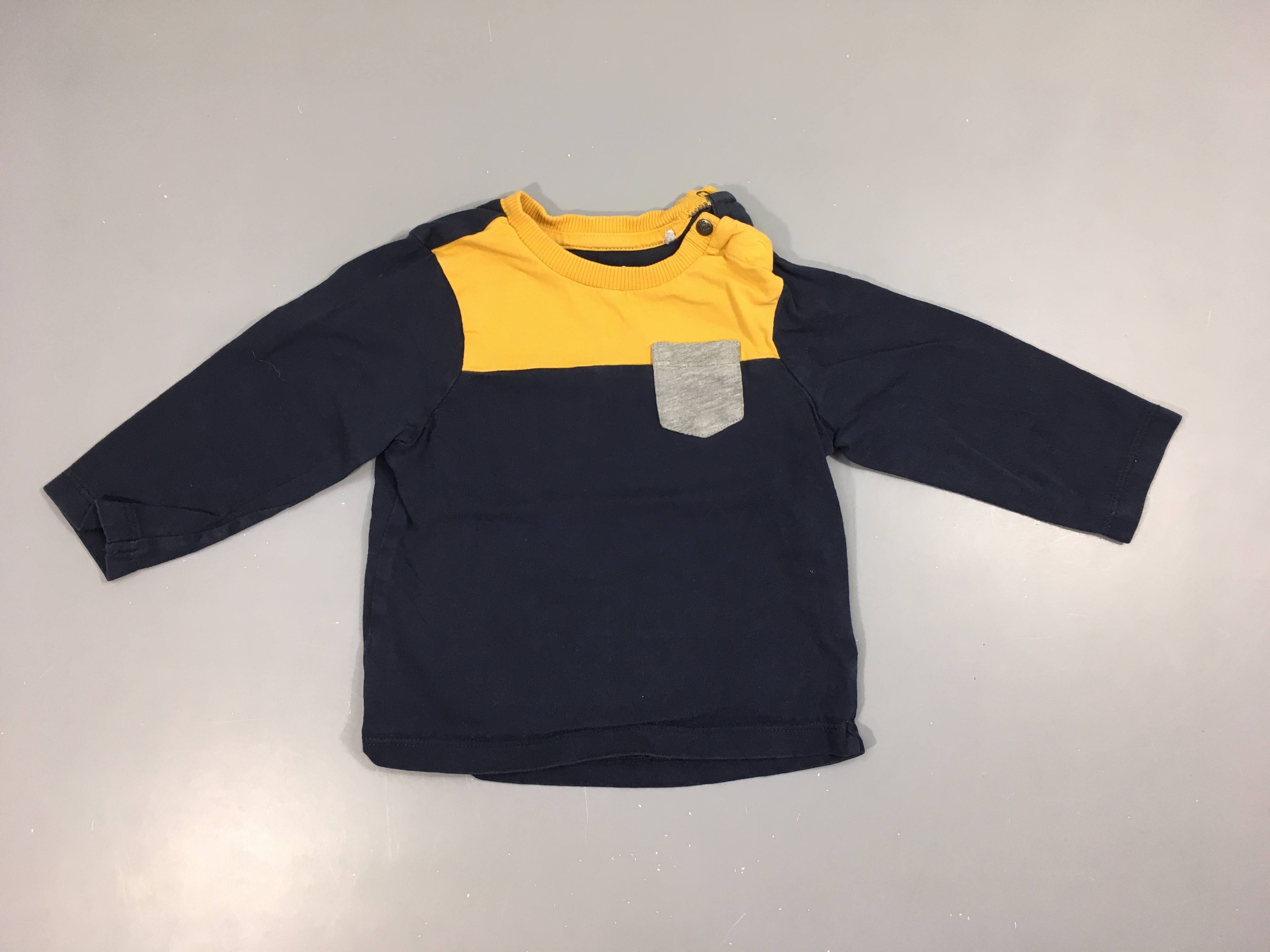 T-shirt m.l bleu foncé jaune poche grise