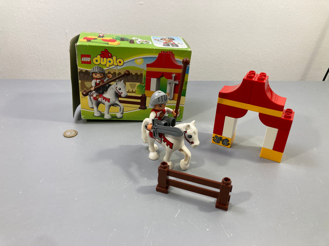 Tournoi du chevalier avec cheval blanc, tente et barrière, boîte, Duplo En l'état tel que sur la photo, moins cher chez Petit Kiwi