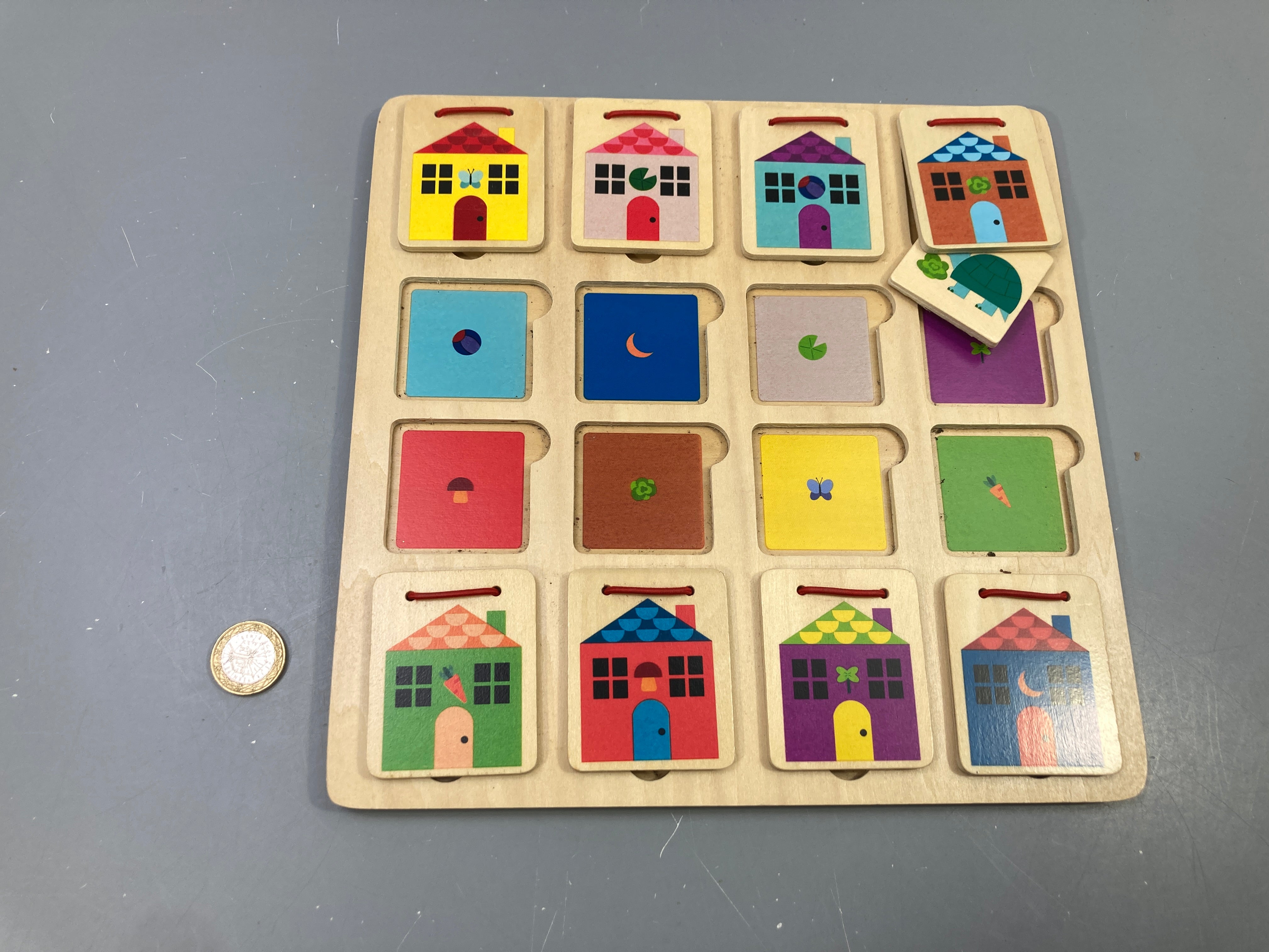 Jeu de mémoire en bois maisons colorées à soulever et tuiles symboles