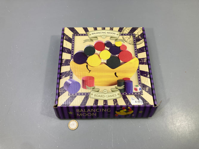Jeu d'équilibre en bois Balancing Moon, lune et pièces colorées, dé, Yizi, moins cher chez Petit Kiwi