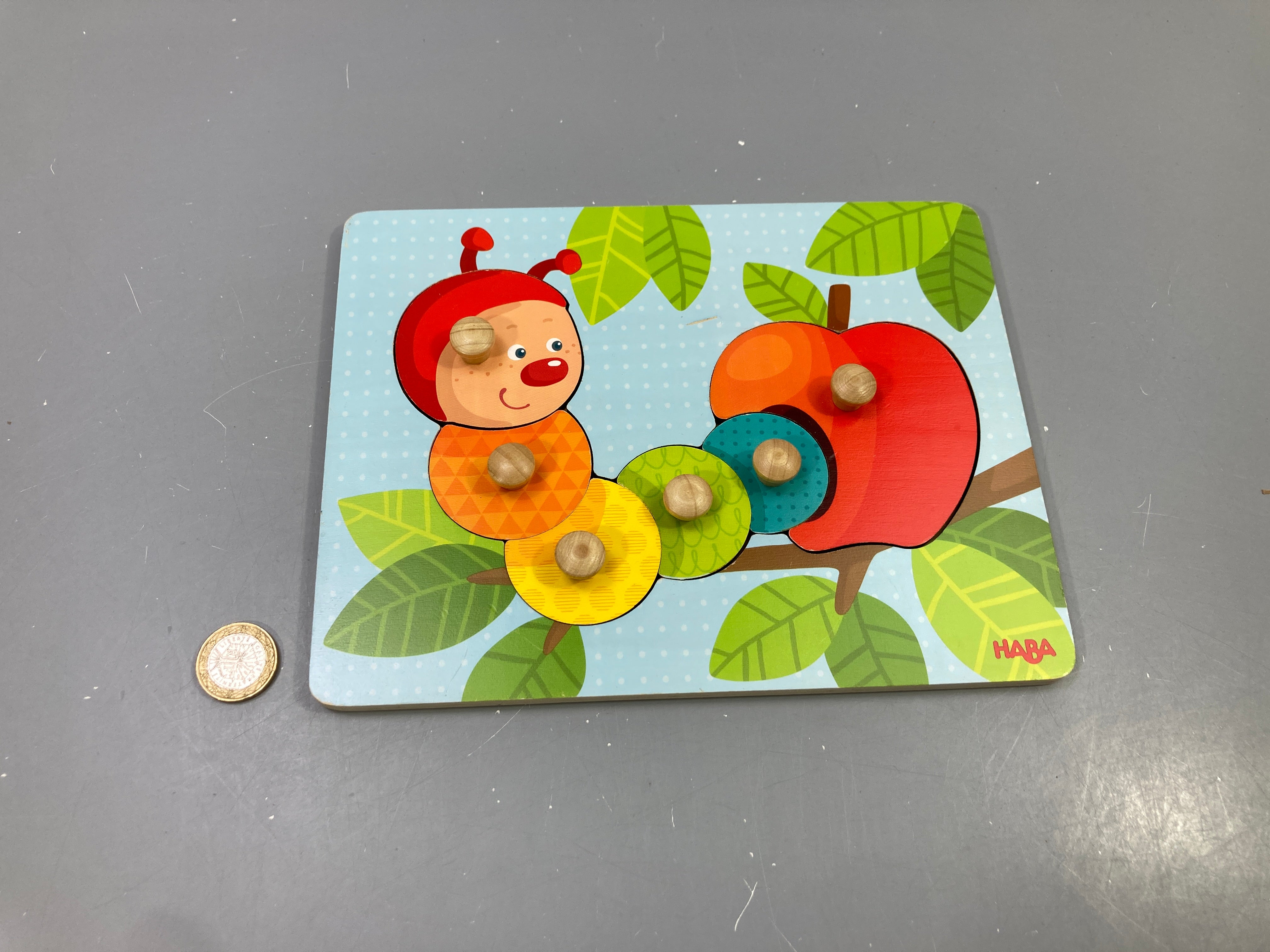 Puzzle à boutons en bois chenille et pomme, 6 pièces