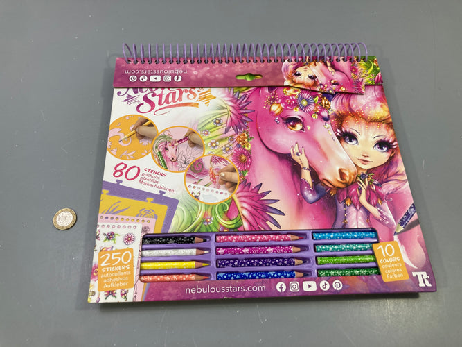 Carnet de dessin à pochoirs rose, 80 pochoirs, 250 autocollants, 10 crayons de couleur, Nebulous Stars, moins cher chez Petit Kiwi
