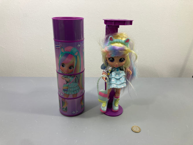 Poupée Jenna cheveux arc-en-ciel, robe bleue nuages, sac et support, tube de rangement violet, moins cher chez Petit Kiwi