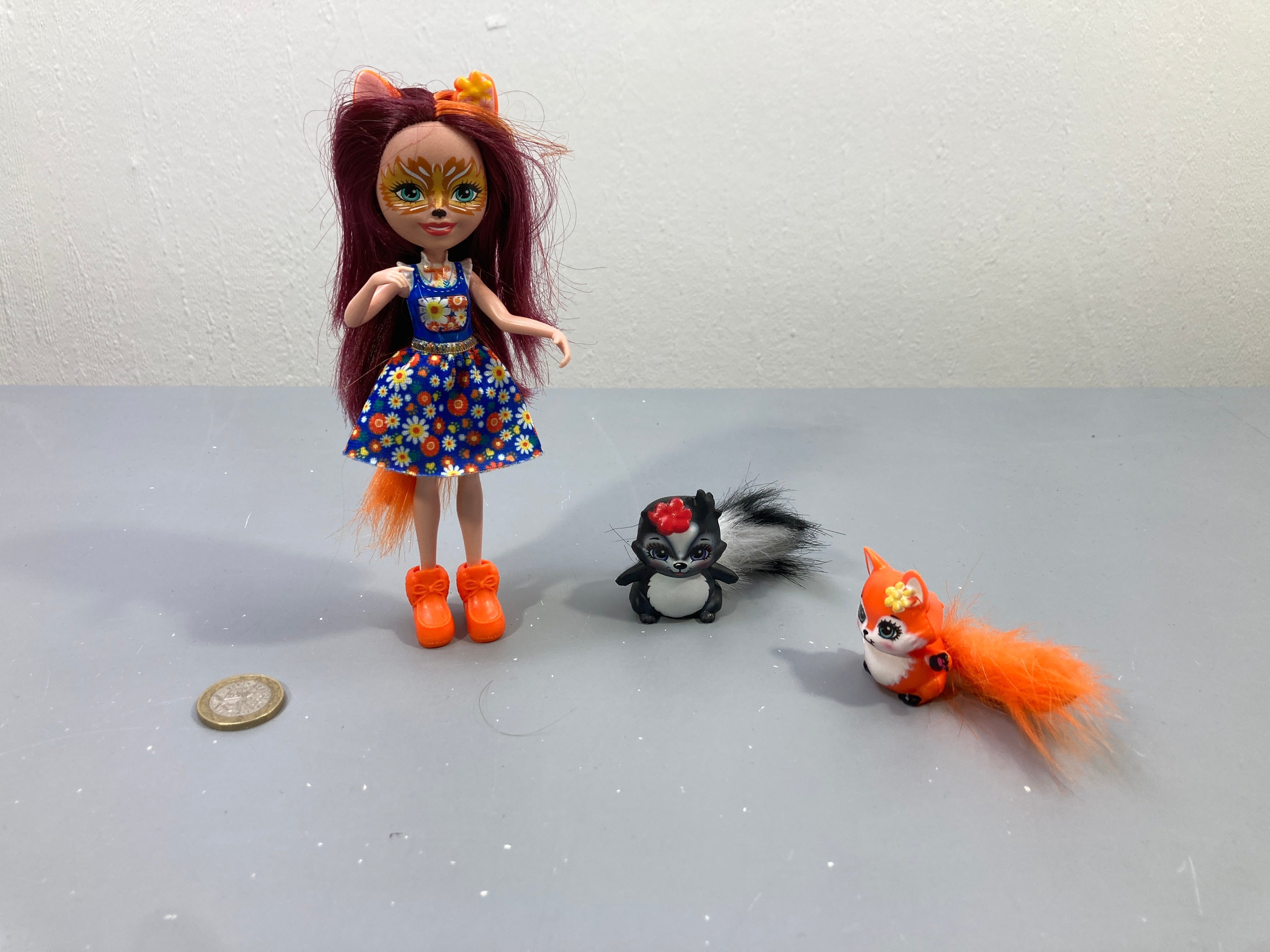 Poupée Enchantimals renard robe bleue fleurie, avec 2 figurines renard et mouffette
