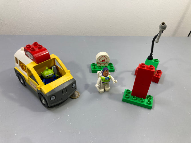 Camion Pizza Planet jaune Toy Story avec Buzz, alien et pompe à essence, Duplo, moins cher chez Petit Kiwi