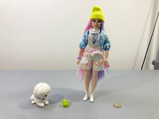 Bar.bie  Extra poupée articulée Extra poupée articulée roses et violets, bonnet jaune fluo, avec chien blanc, moins cher chez Petit Kiwi