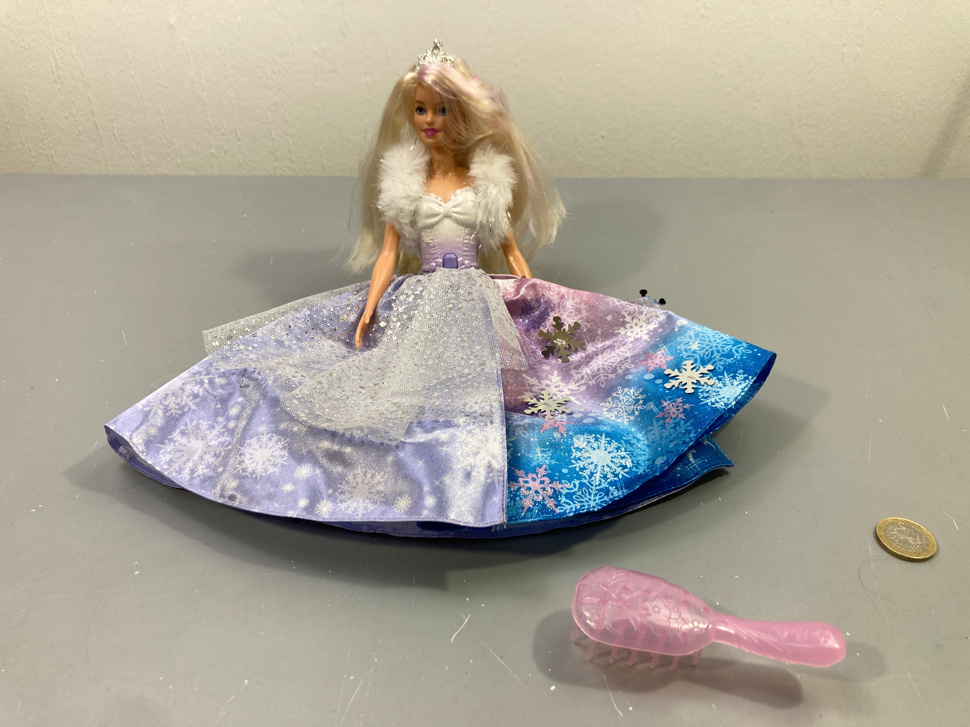 Poupée Bar.bie  princesse des neiges, robe mauve et bleue flocons, diadème et brosse