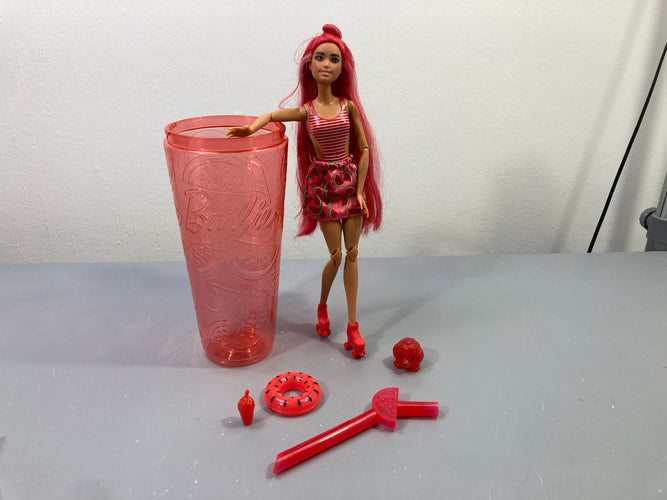 Poupée Bar.bie  Pop Reveal pastèque rouge avec gobelet, paille, bouée et accessoires, moins cher chez Petit Kiwi