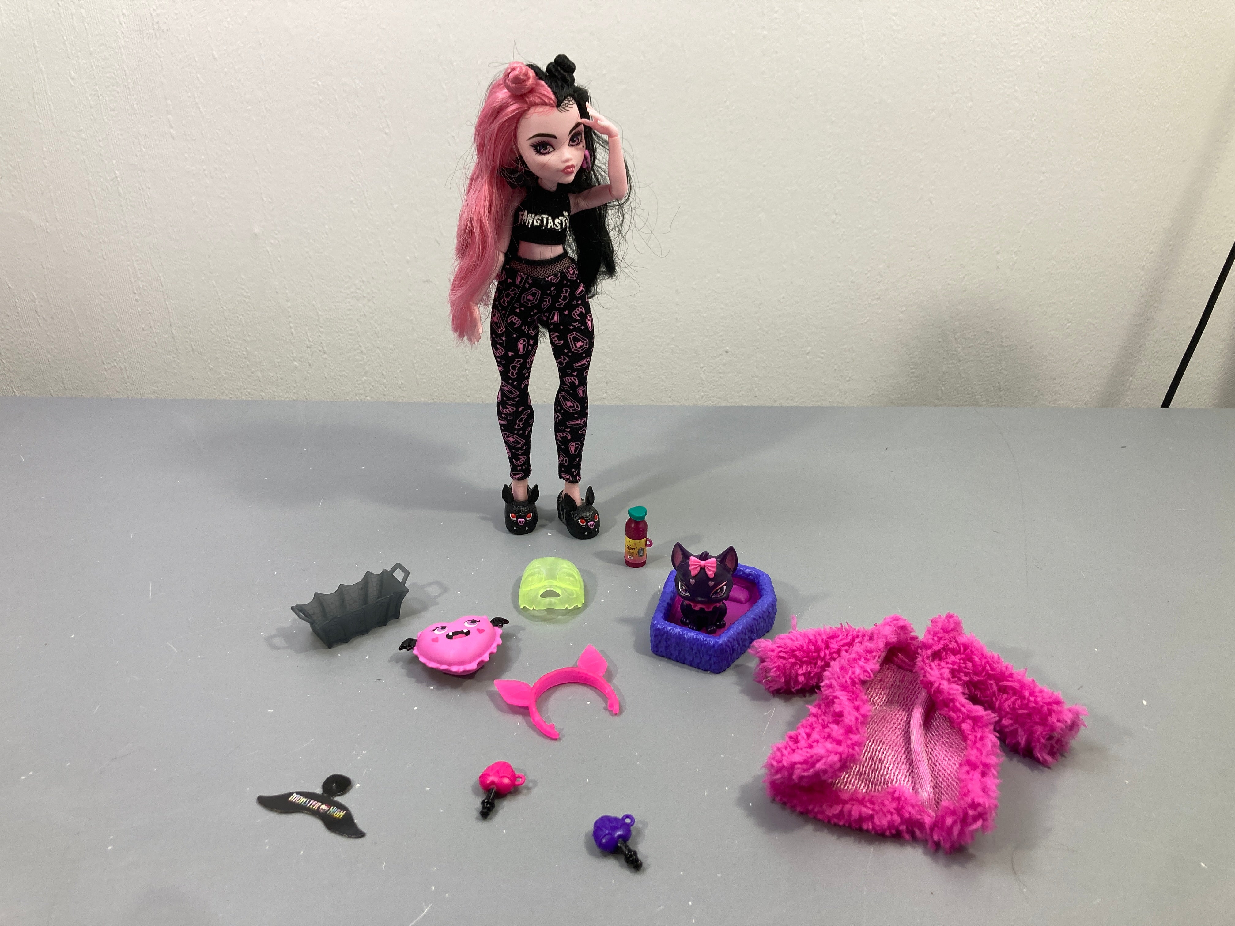 Poupée Monster High Draculaura pyjama noir et rose, veste duveteuse, chauve-souris et accessoires