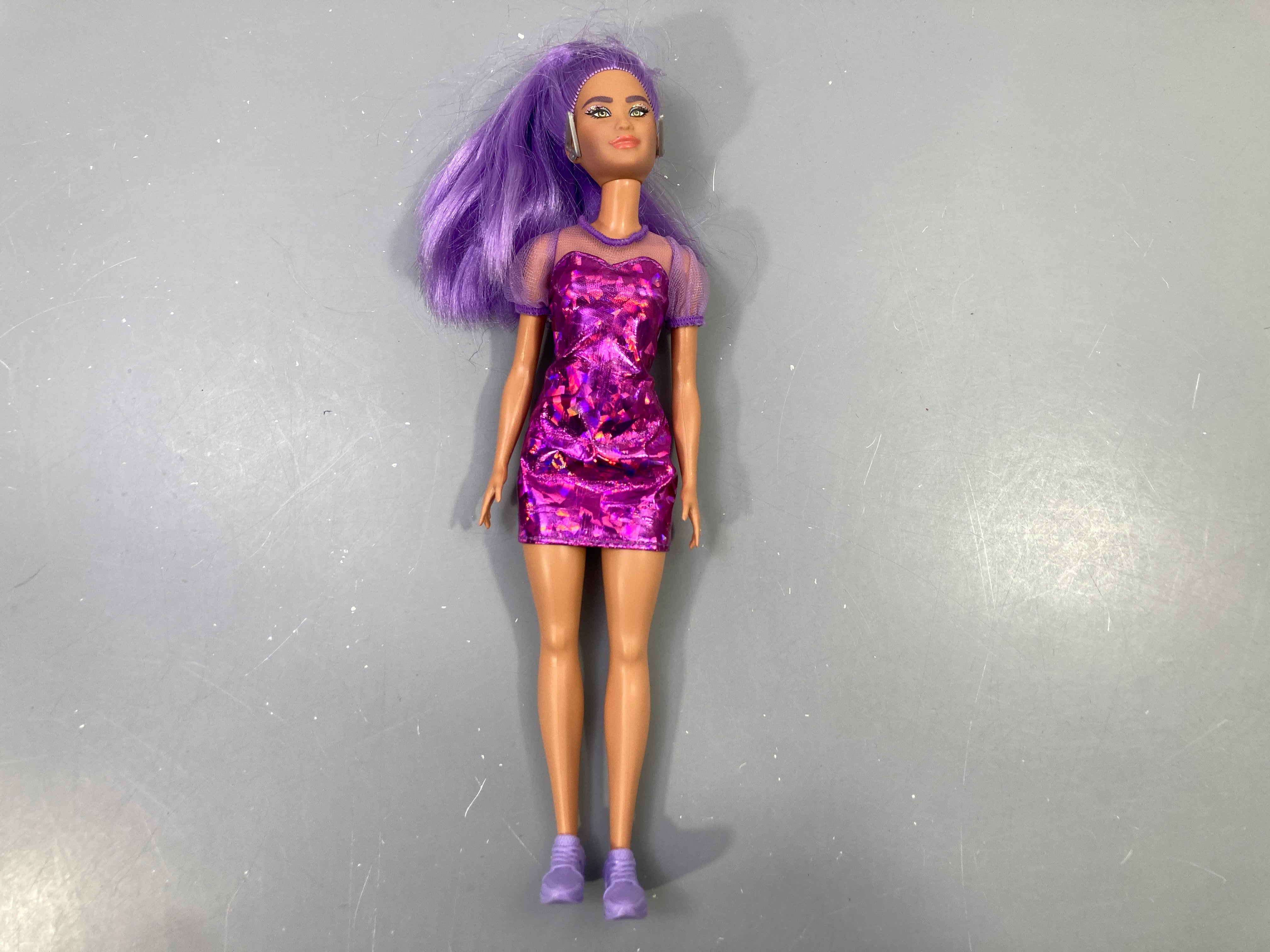 Poupée Bar.bie  Fashionistas cheveux violets, robe violette holographique