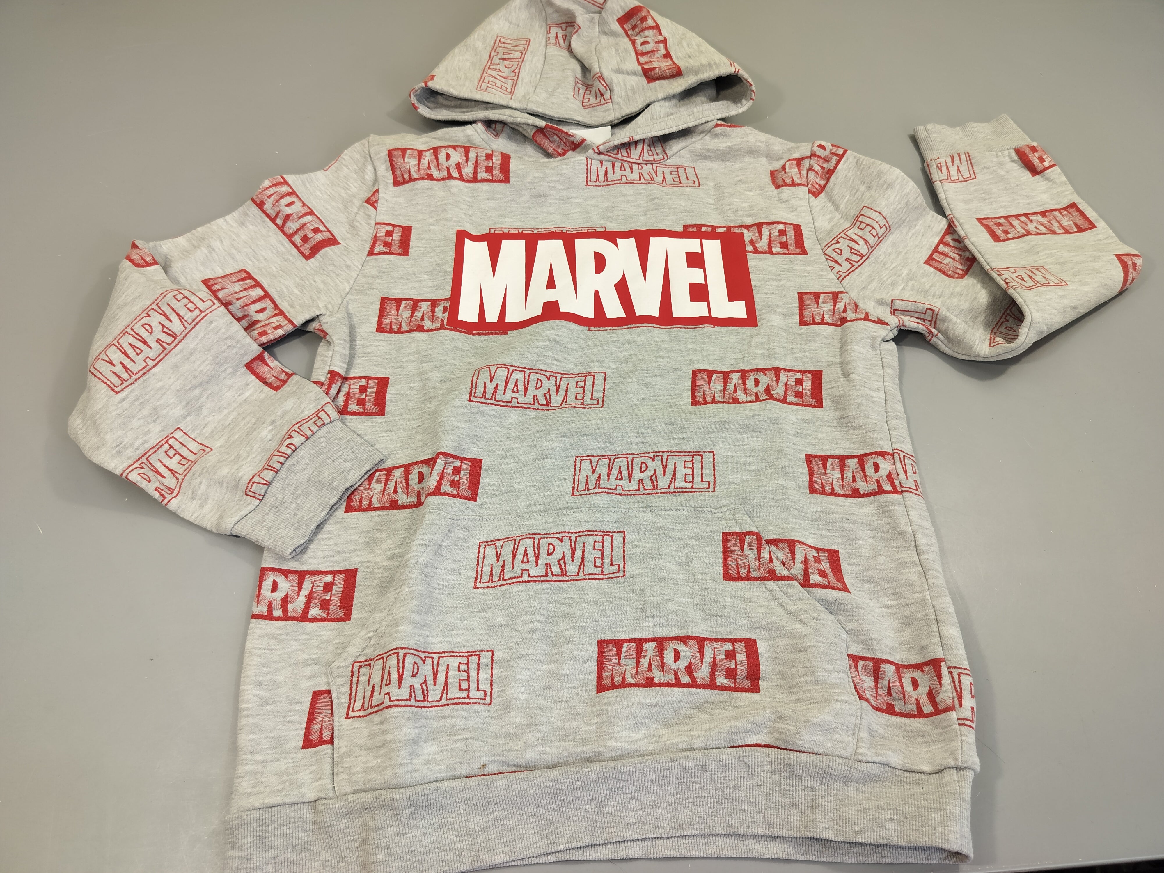 Sweat à capuche gris flammé Ma.rvell, légèrement bouloché.