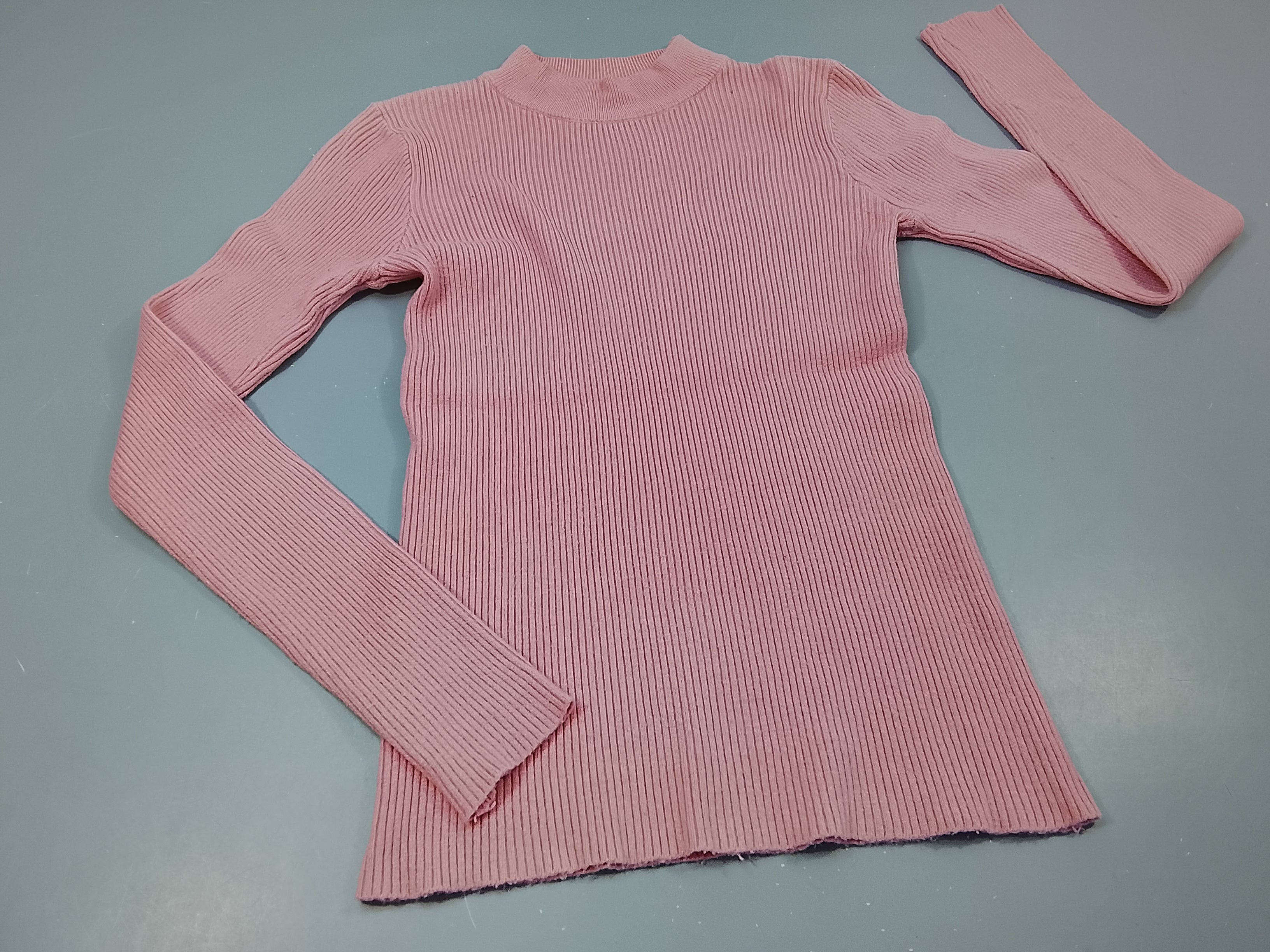 Pull col roulé rose côtelé, pas de taille indiquée, estimée S