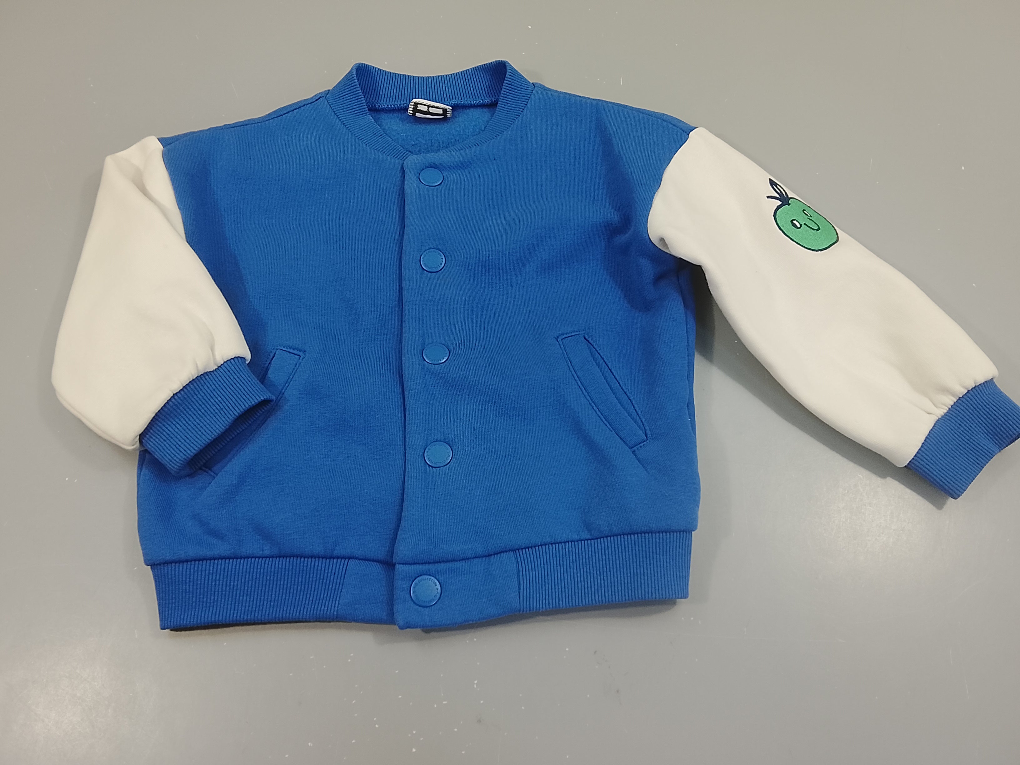Gilet sweat à pressions bleu, manche blanche pomme