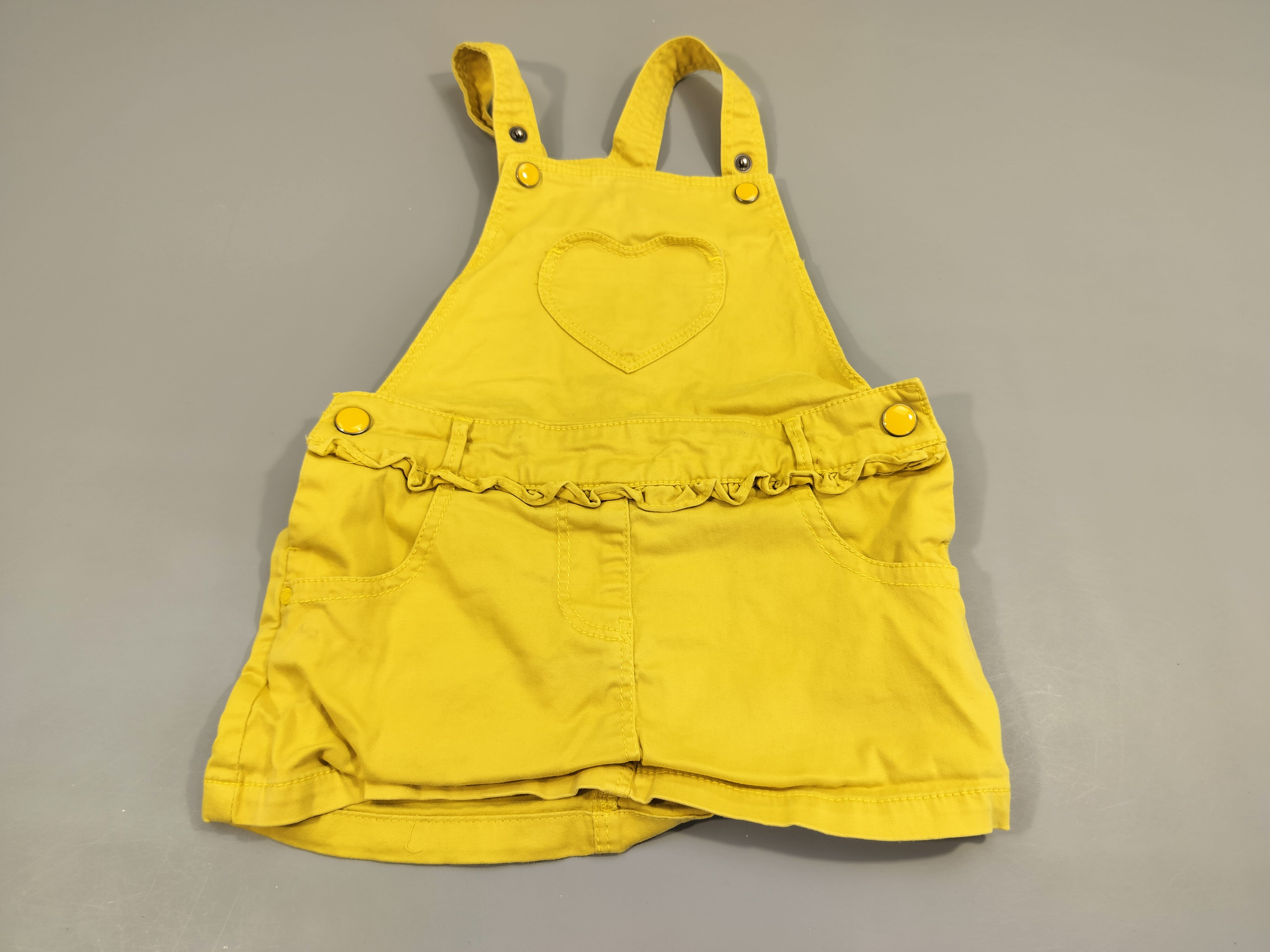 Robe salopette jaune , poche coeur