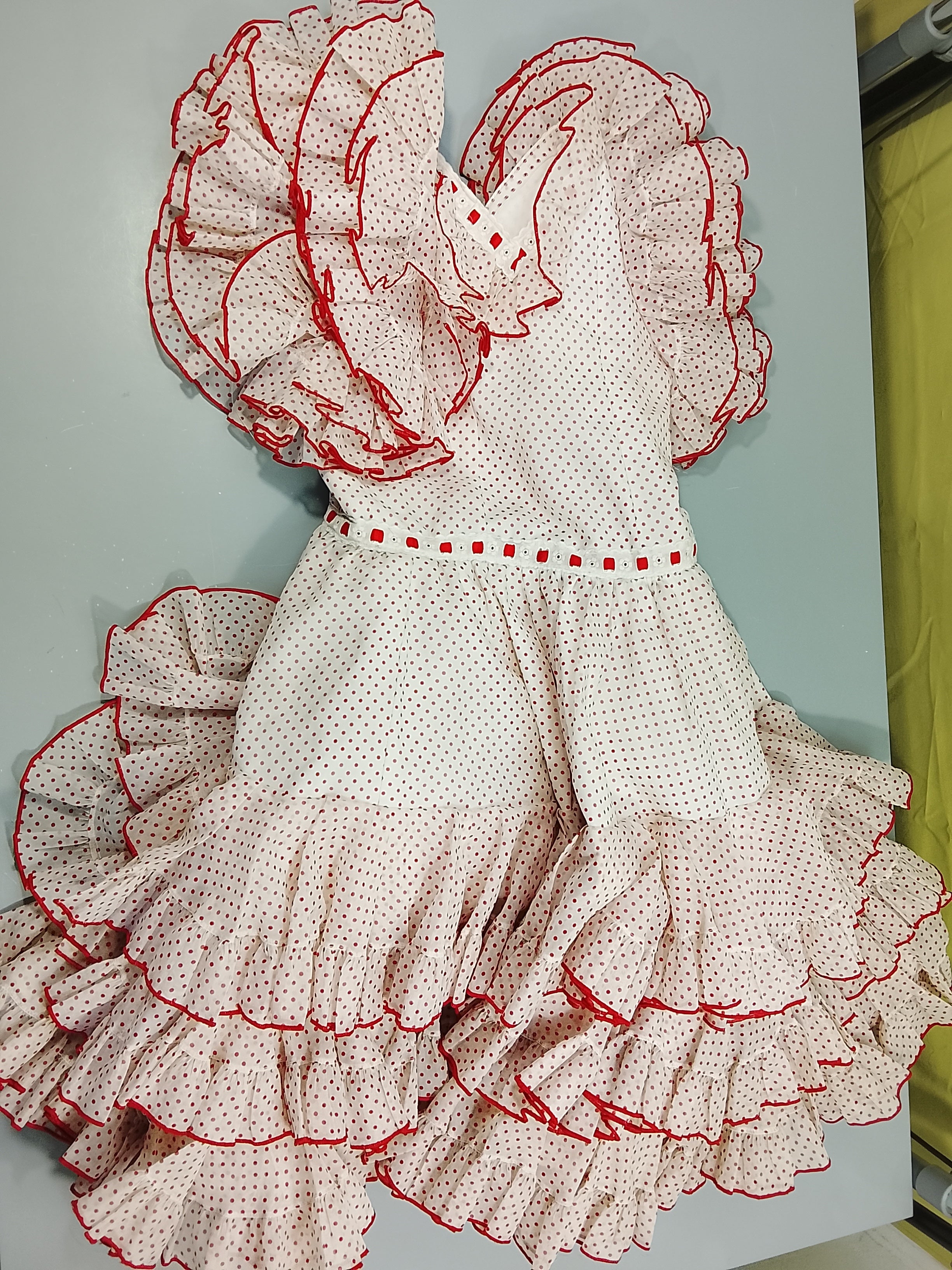 Robe Flamenco blanche à pois rouges. T2