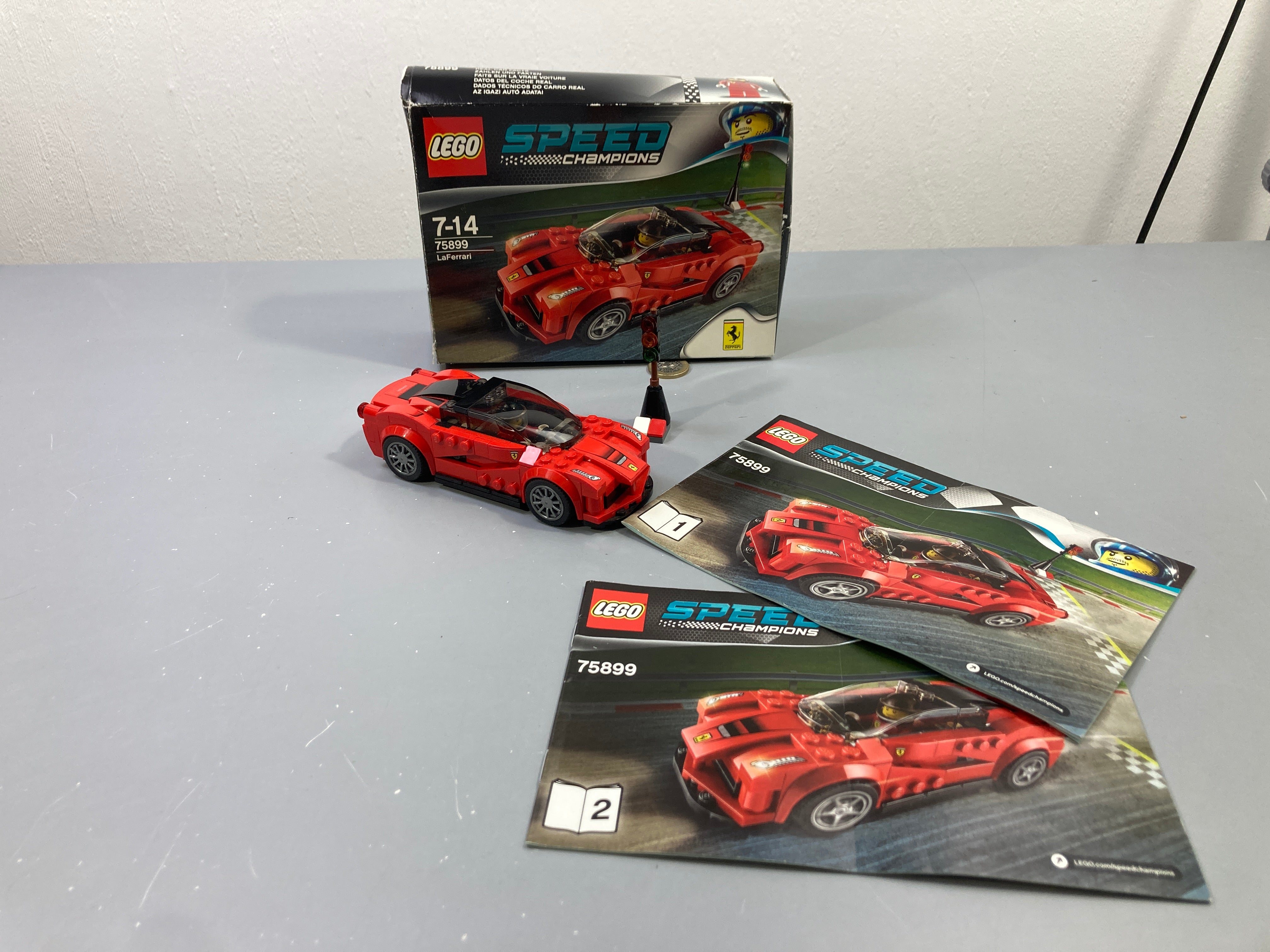 La Ferrari rouge 75899 avec pilote et feu, boîte et 2 notices, Speed Champions En l'état comme sur la photo