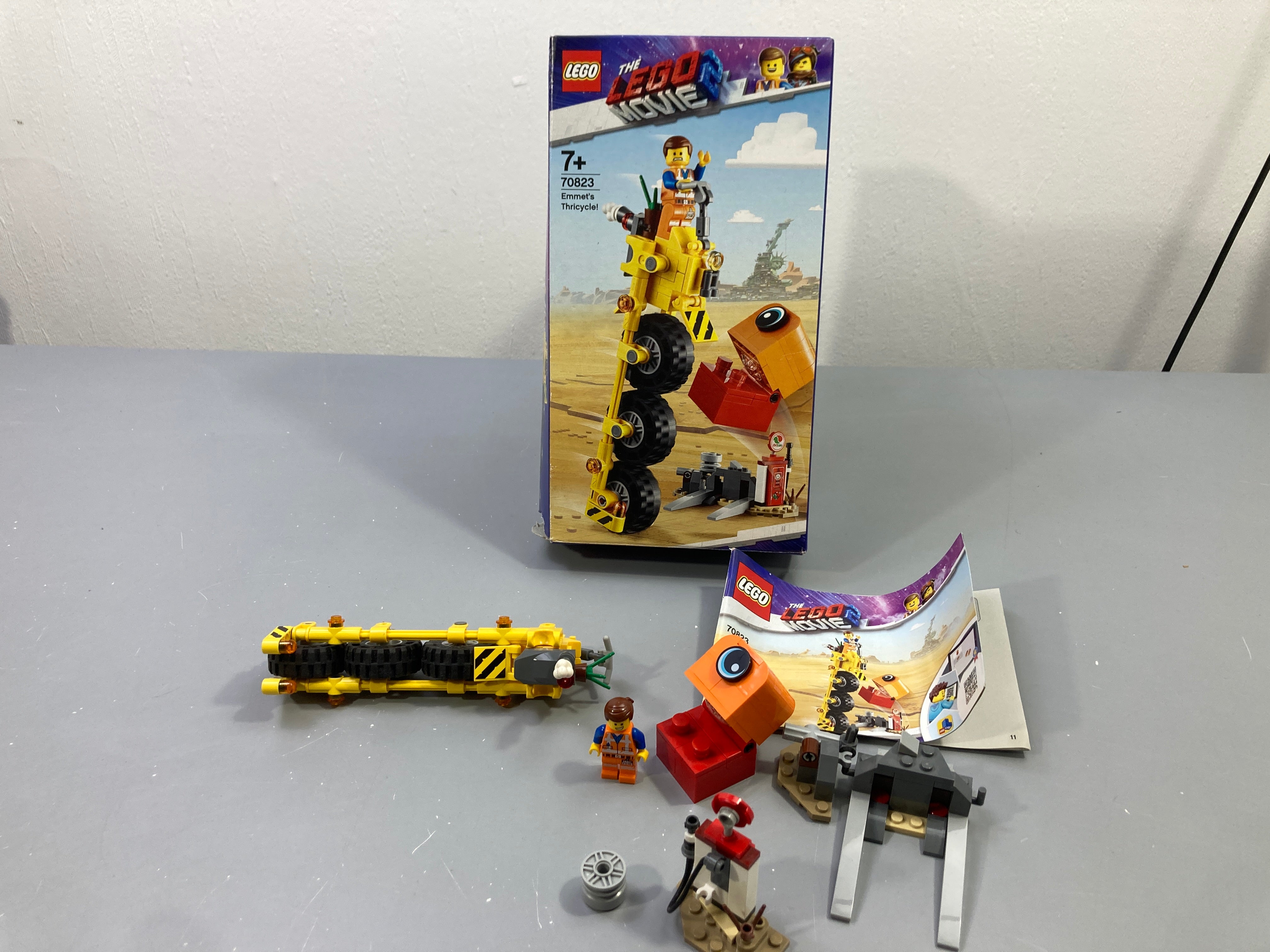 Le tricycle d'Emmet 70823 jaune avec figurine, boîte et notice, La Grande Aventure Lego