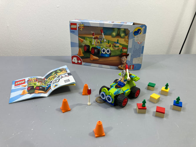 Woody et RC 10766 avec cônes et soldats verts, boîte et notice, Toy Stor.y, moins cher chez Petit Kiwi
