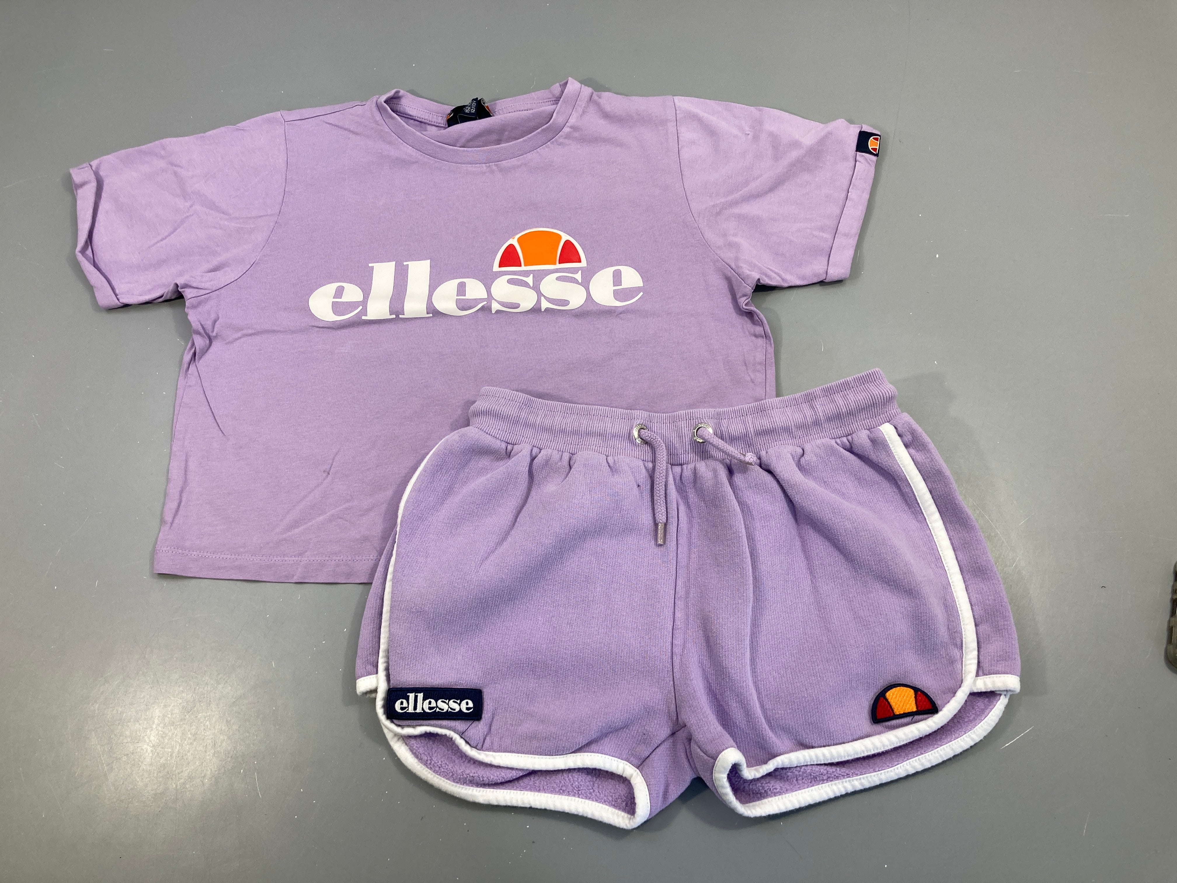 T-shirt m.c mauve + short molleton un peu bouloché Ellesse