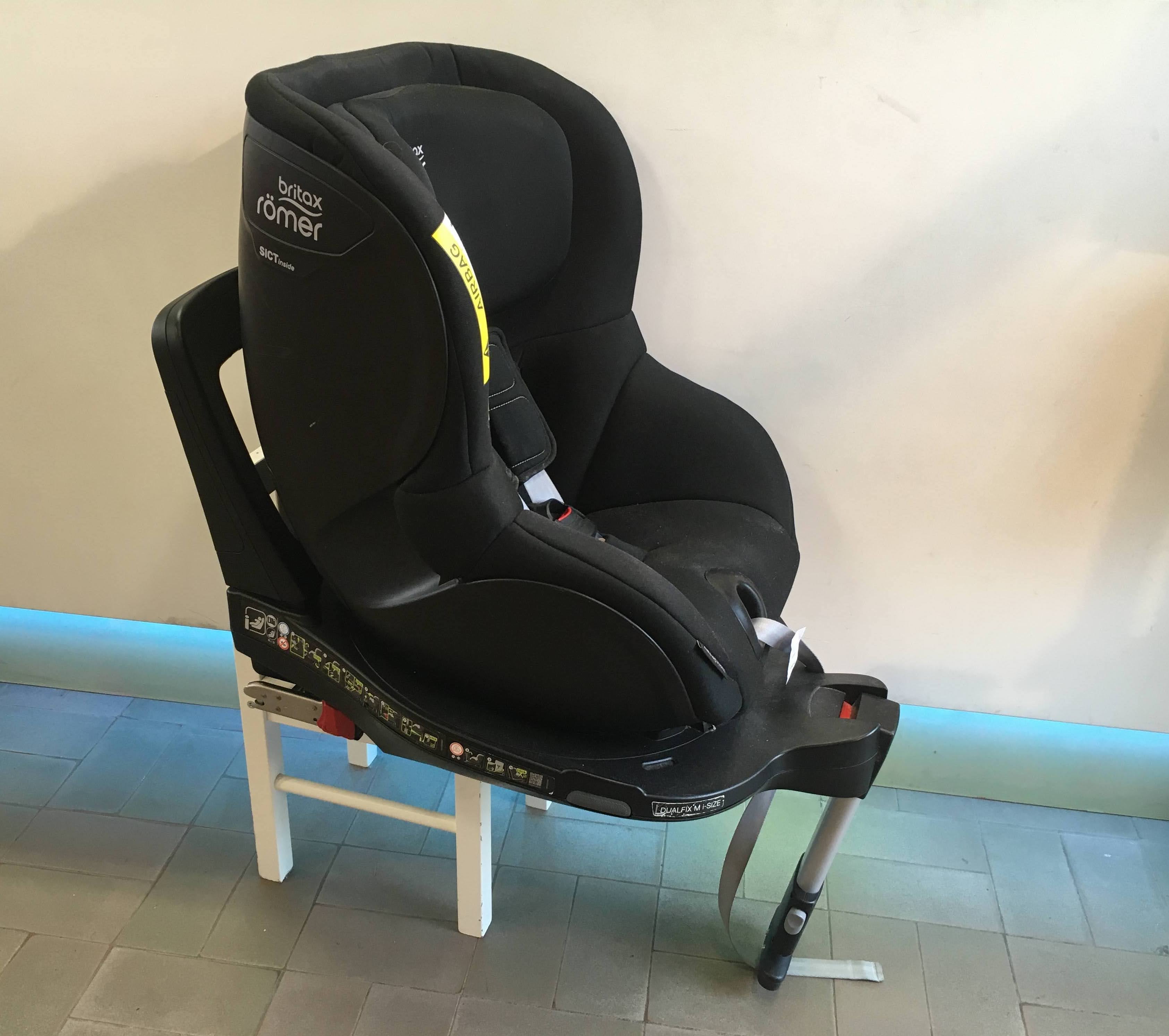 Siège auto dual Fix M I-size BR Cos.mos Black ZS, SICT inside Romer Britax. De 3 mois - 4 ans , 61 - 105 cm, jusqu'à 18kg - dos et face à la route