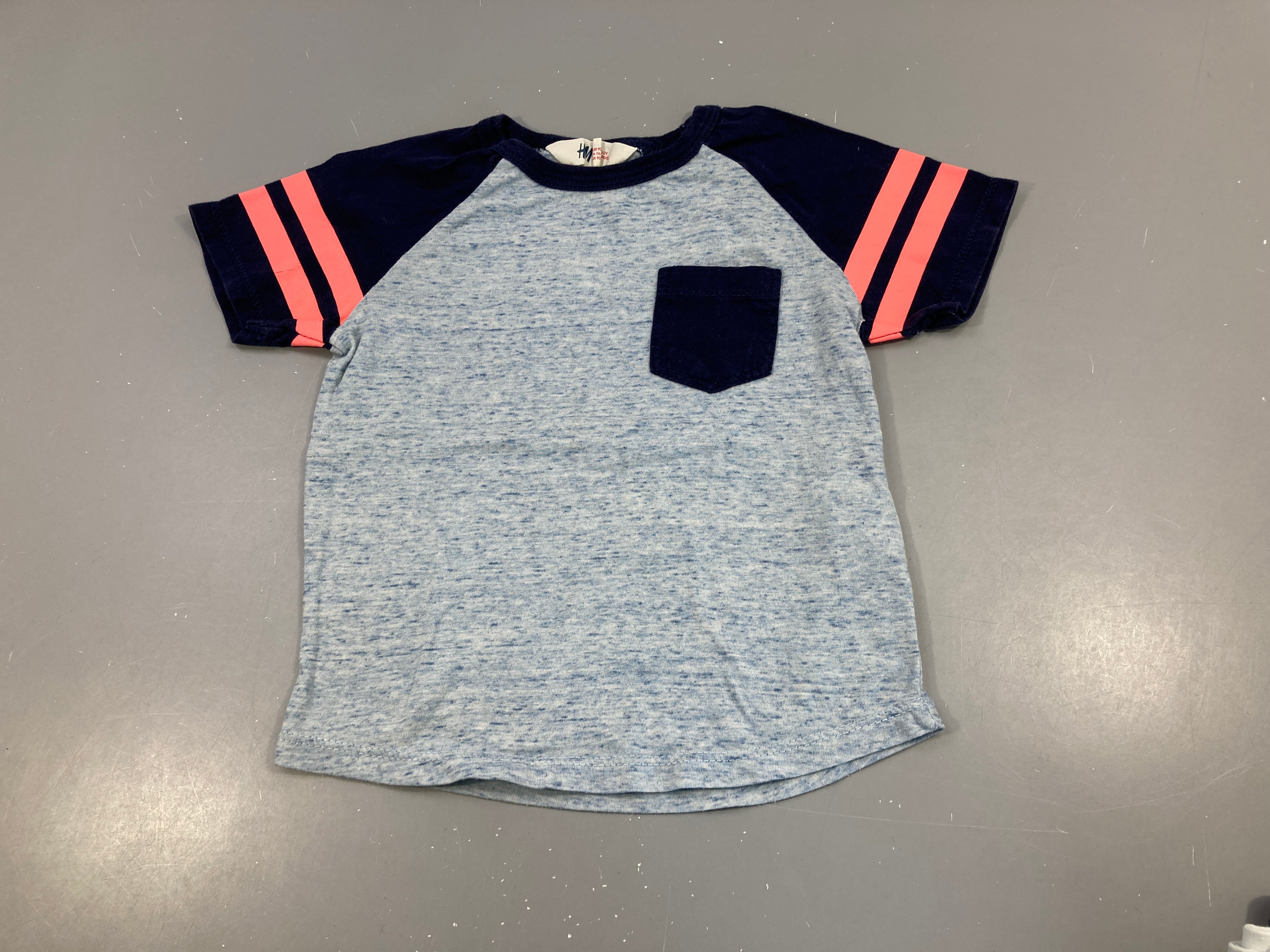 T-shirt m.c bleu flammé poche, un peu bouloché