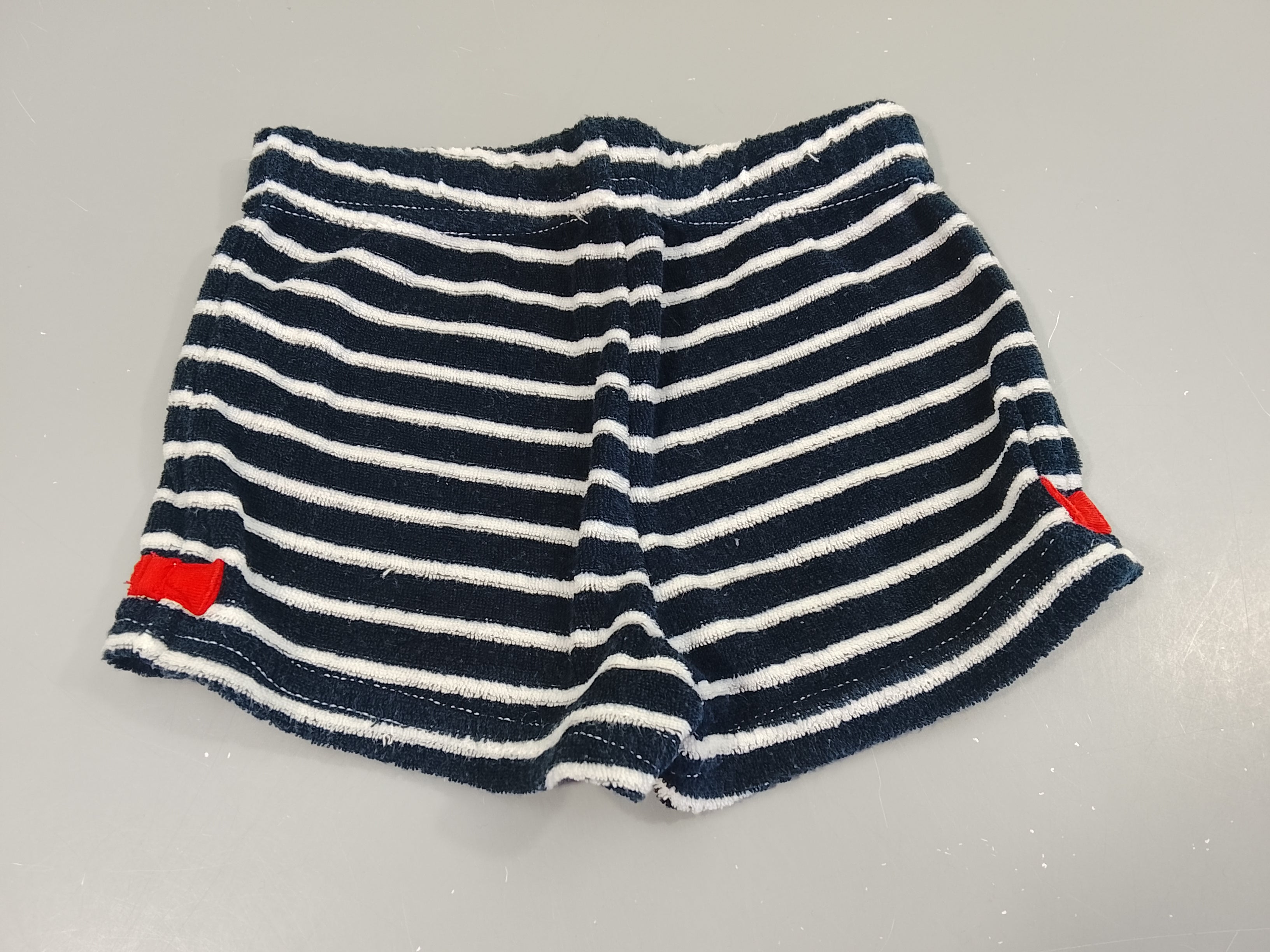 Short éponge bleu marine rayé blanc, noeud rouge