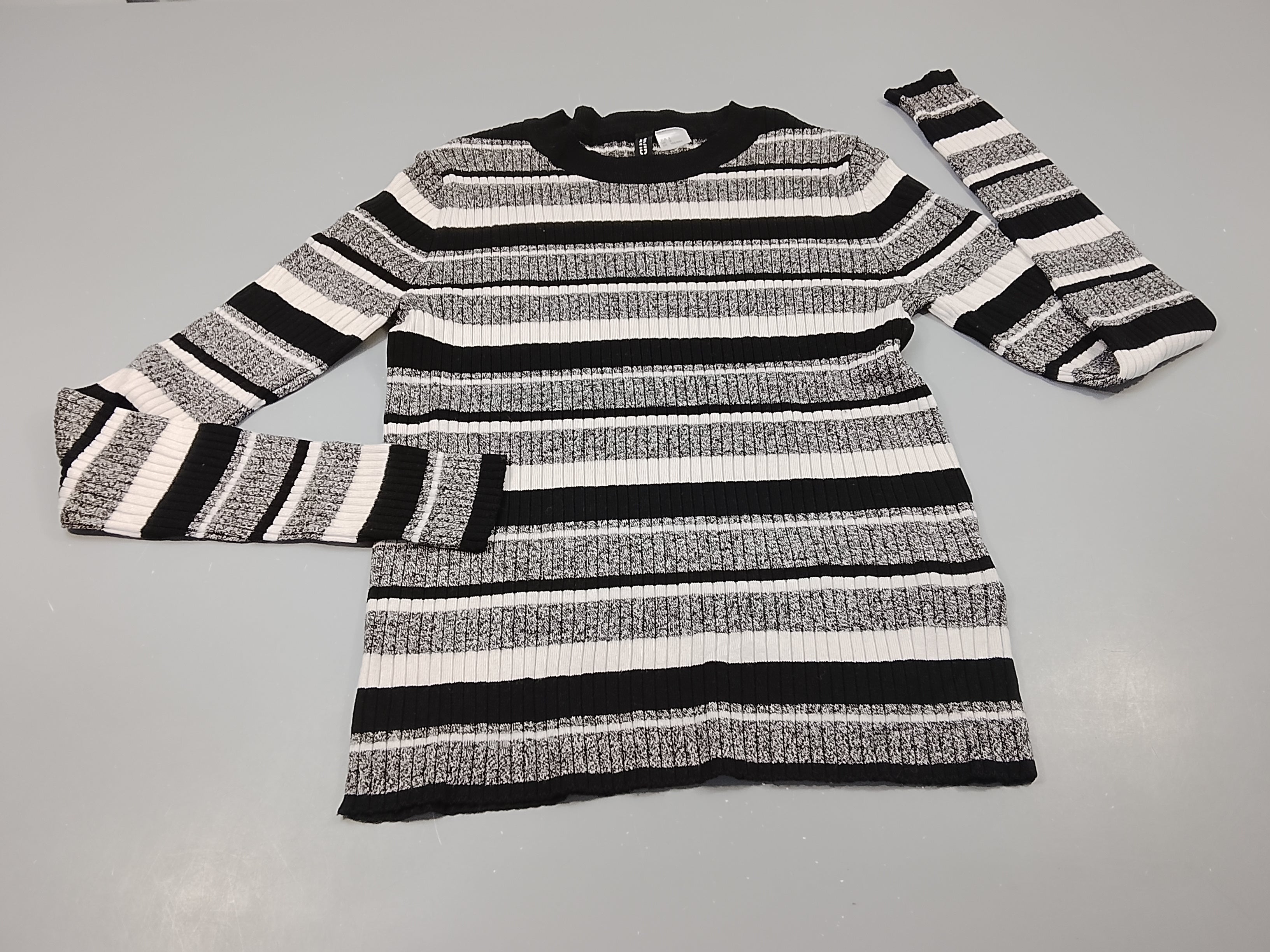Pull côtelé noir, gris chiné ,blanc