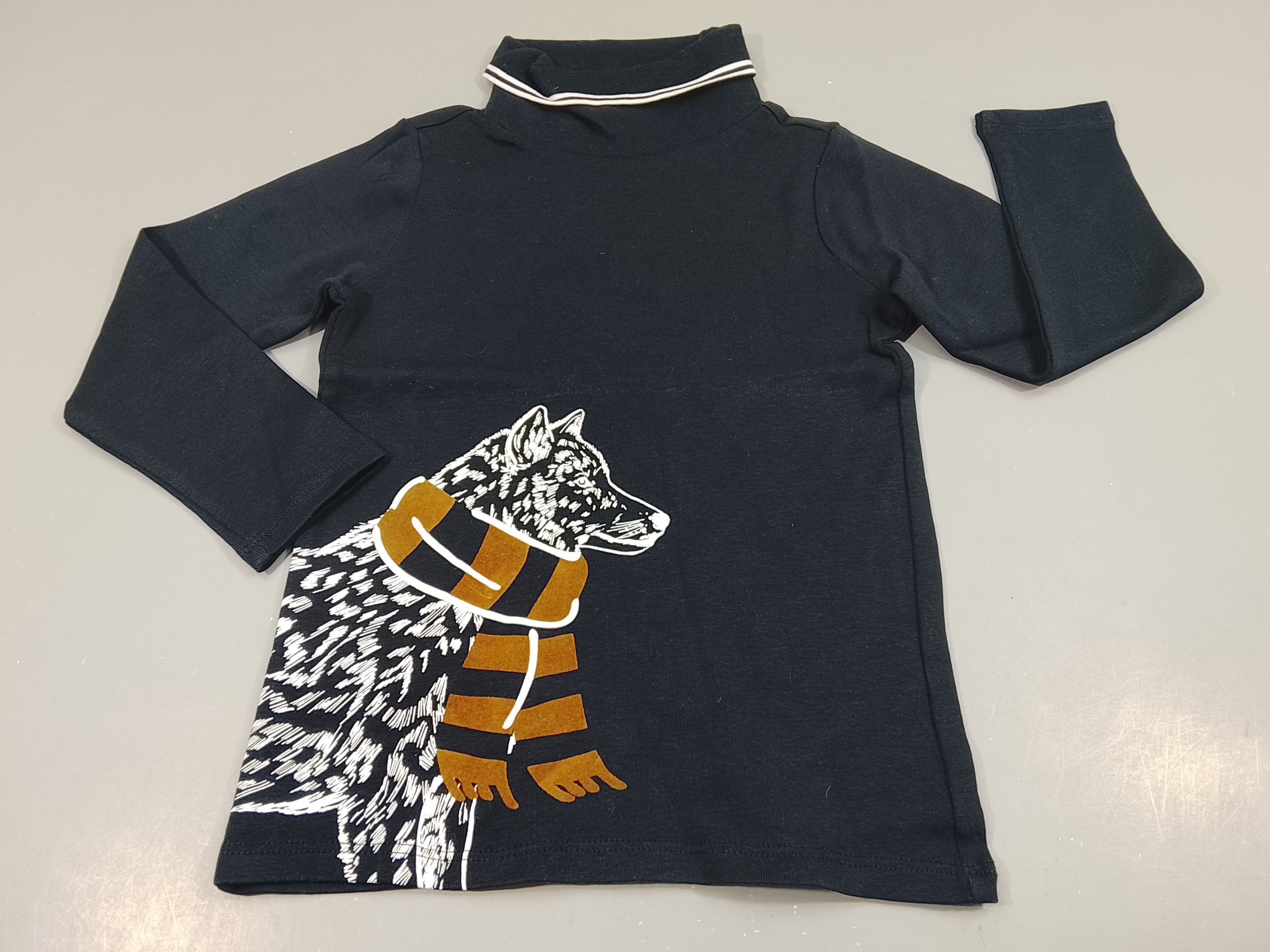 T-shirt m.l à col roulé bleu marine , loup avec écharpe