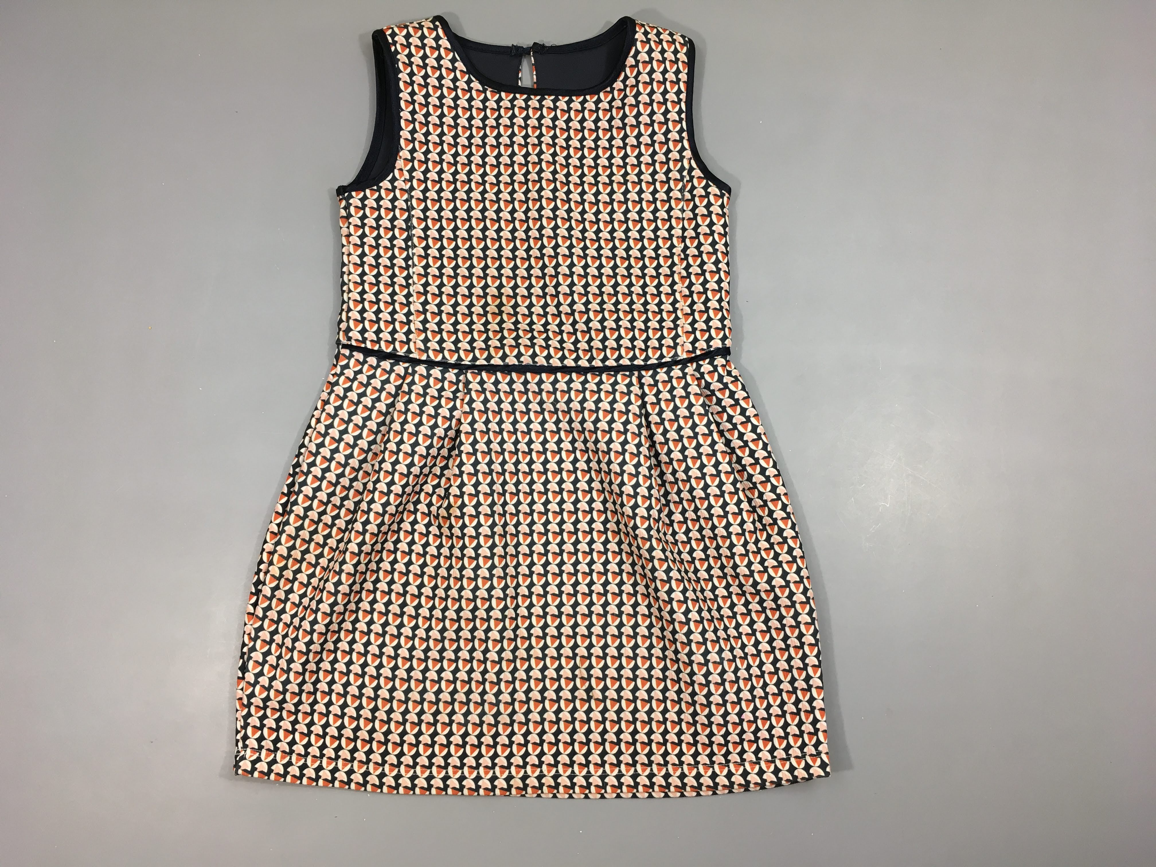 Robe s.m bleu foncé motifs rondes beiges triangles oranges