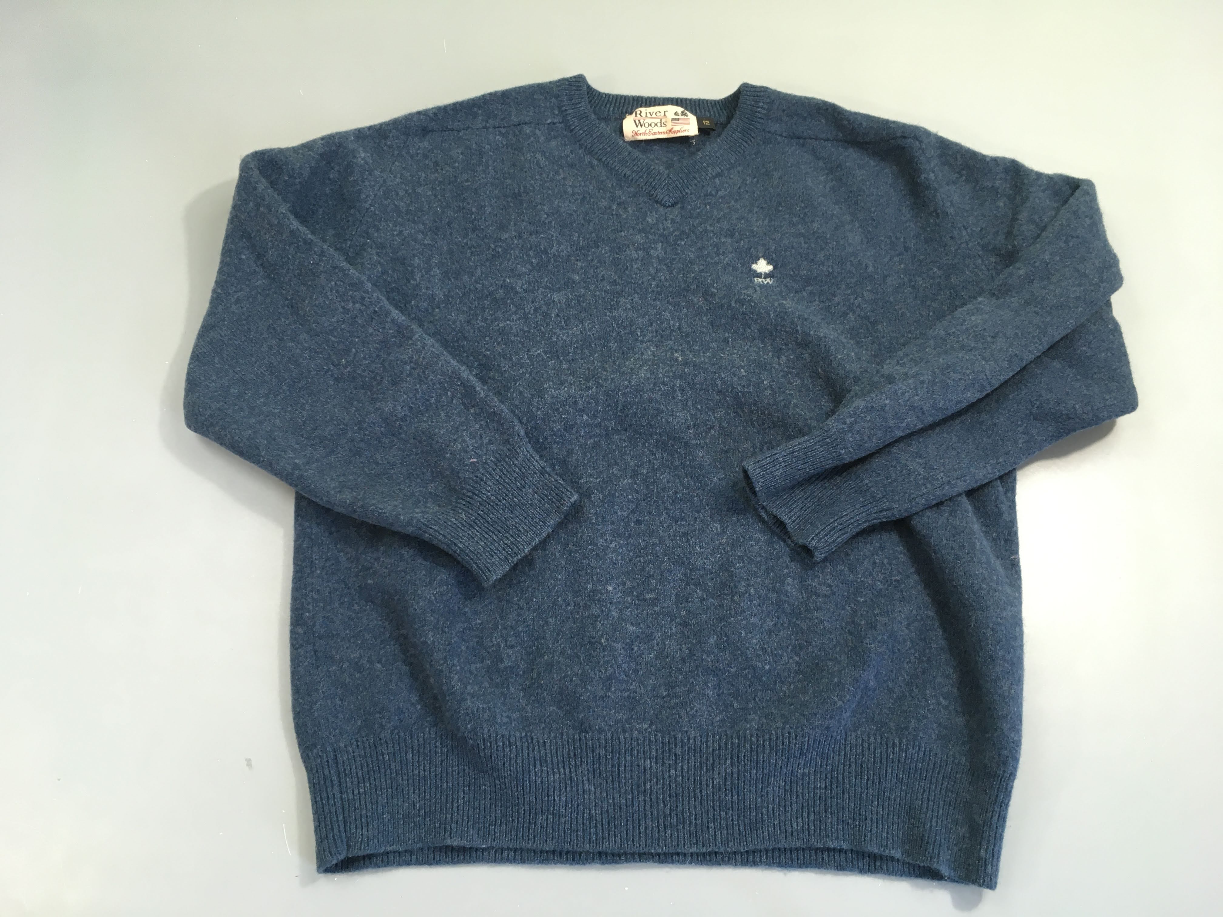 Pull bleu chiné col v, laine? (taille petit)