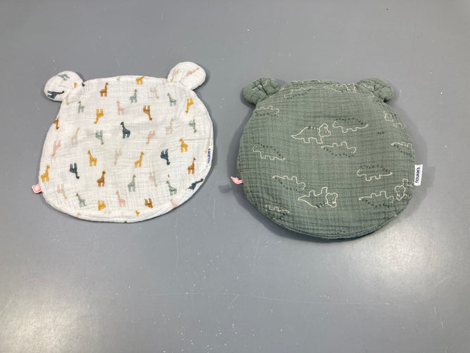 Coussin ergonomique avec 2 housses en coton bio blanc girafes/bleu (boulochée), moins cher chez Petit Kiwi