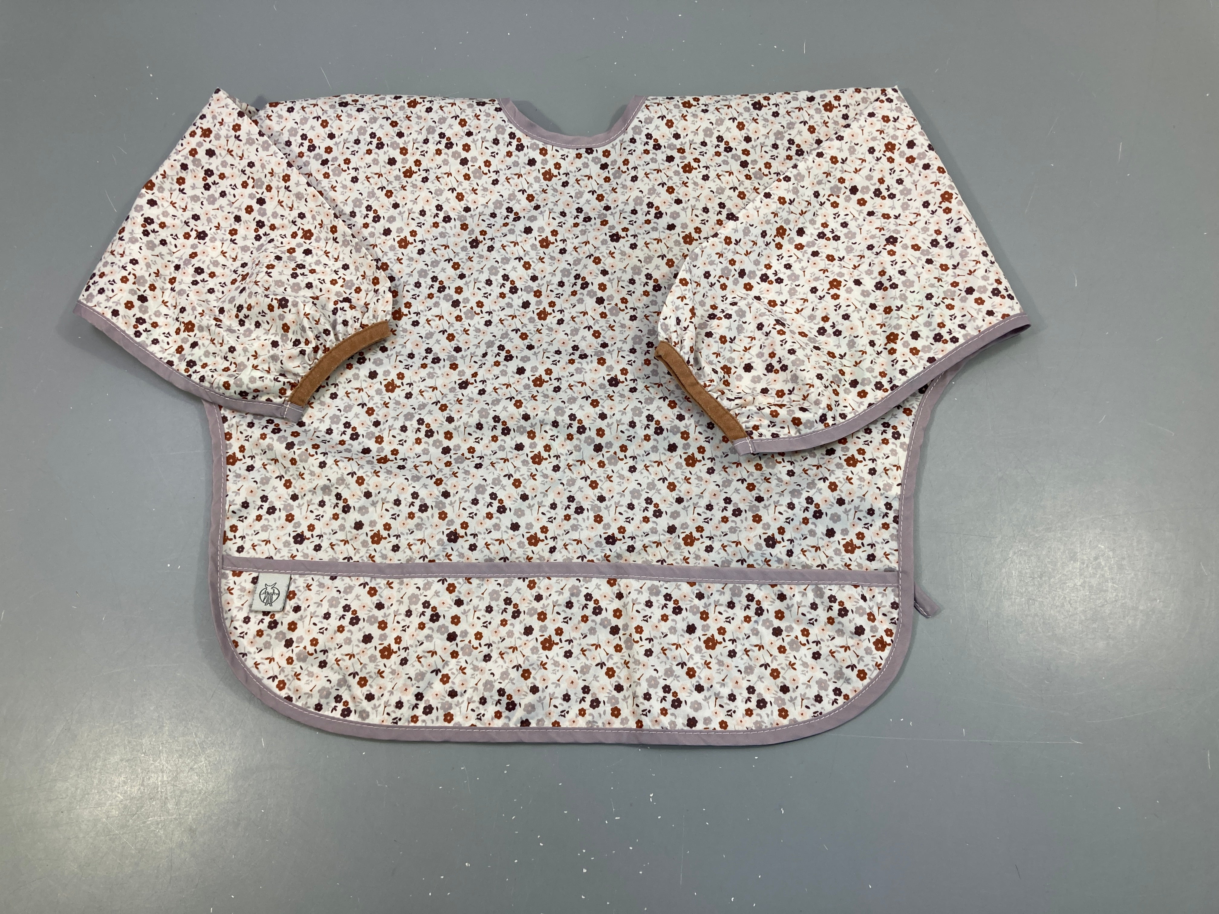 Tablier blanc fleurs brun/mauve