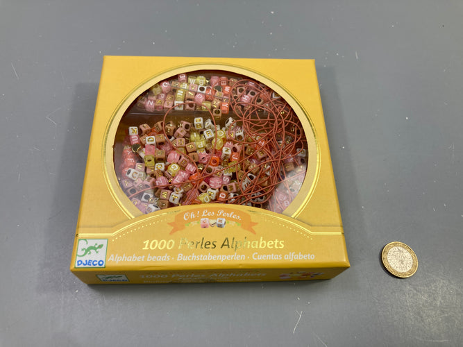 Kit 1000 perles alphabets + fils élastiques, rose doré, Oh! Les Perles, moins cher chez Petit Kiwi
