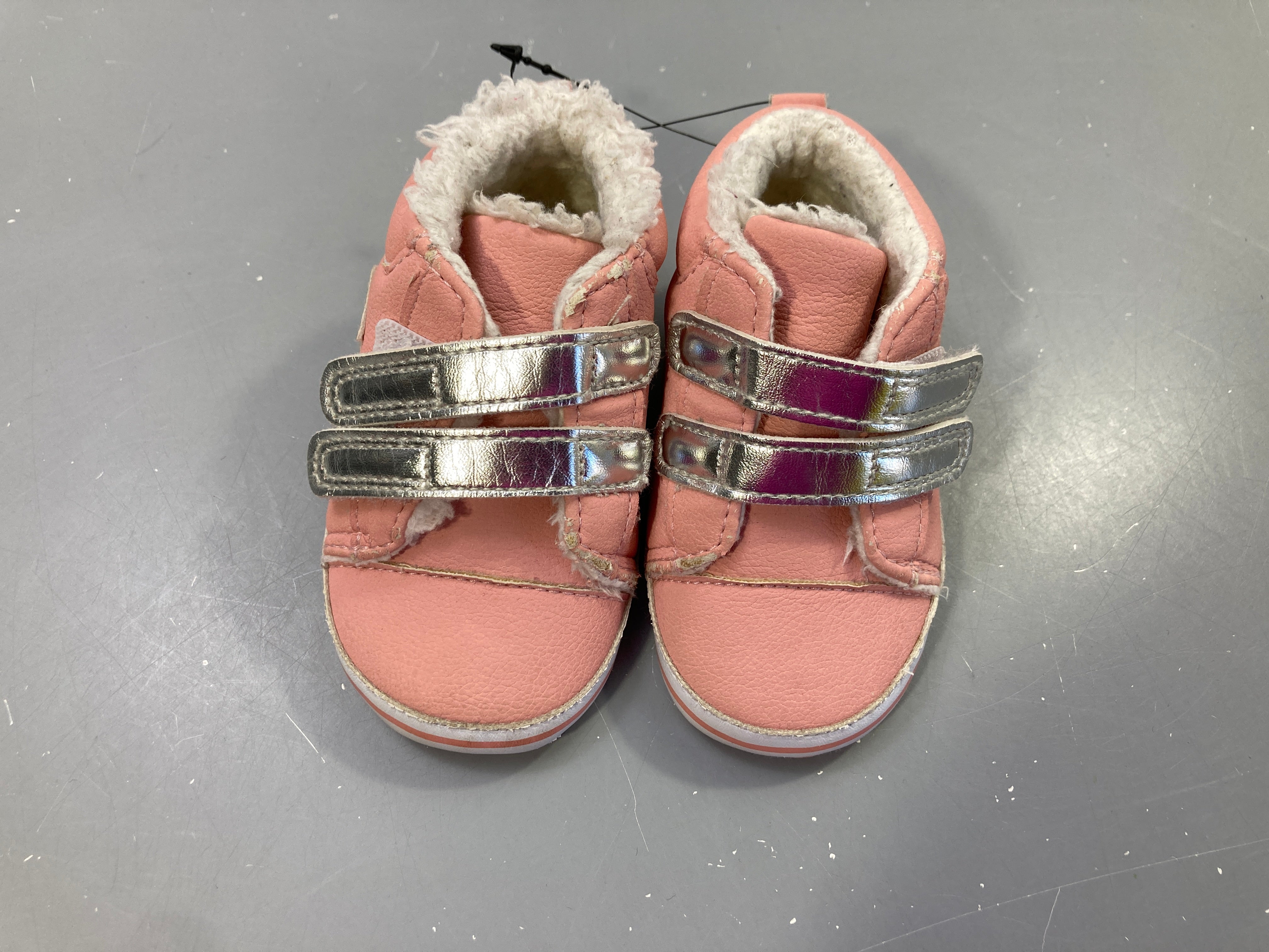 Chaussons cuir synyhétique roses doublés fausse fourrure, double brides scratch argentées, étoile argentée sur le côté 12/18m