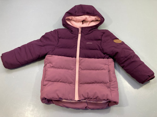 Doudoune zippée à capuche de randonnée aubergine/mauve clair "Quechua". Pas de taille indiquée, estimées 2a, moins cher chez Petit Kiwi