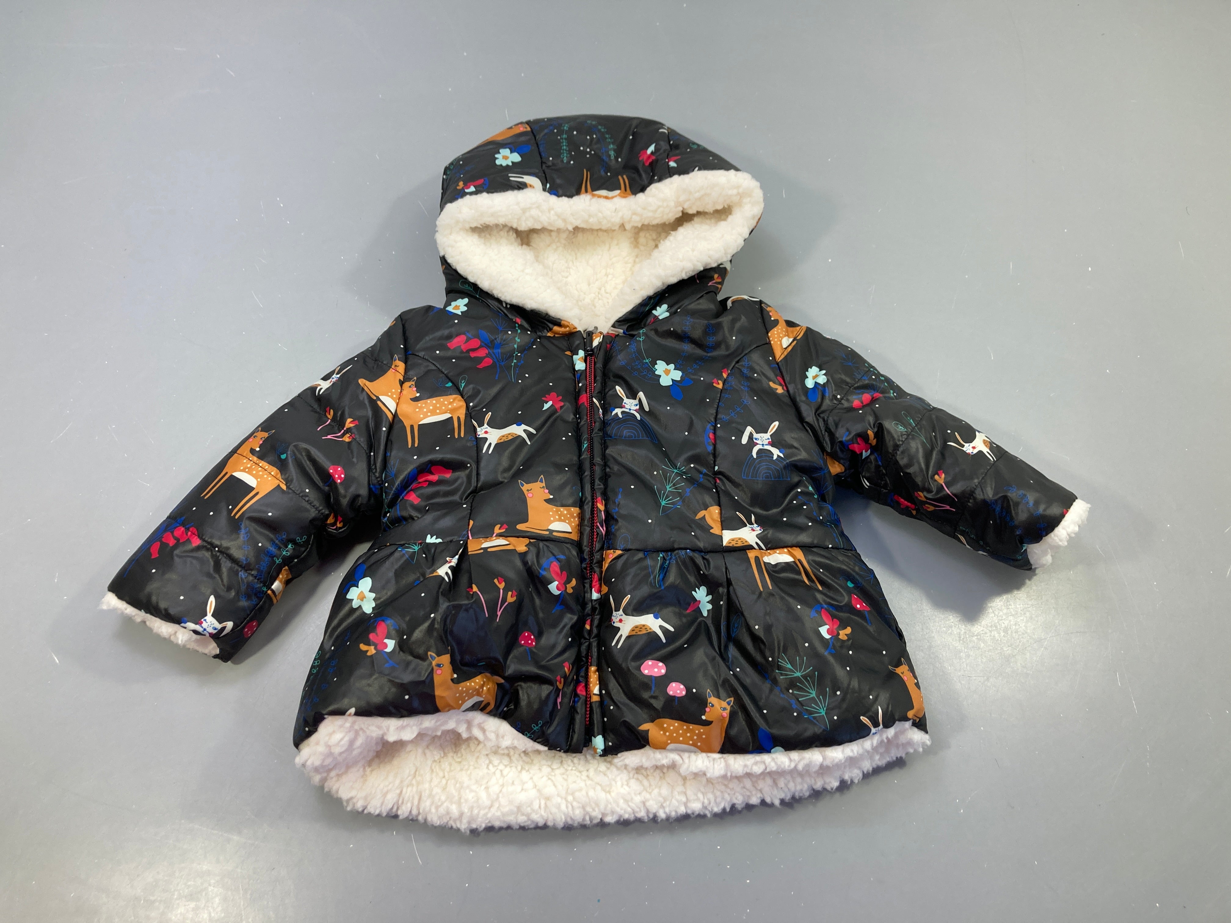 Veste  zipée à capuche réversible noire motifs animaux / blanche moutonnée