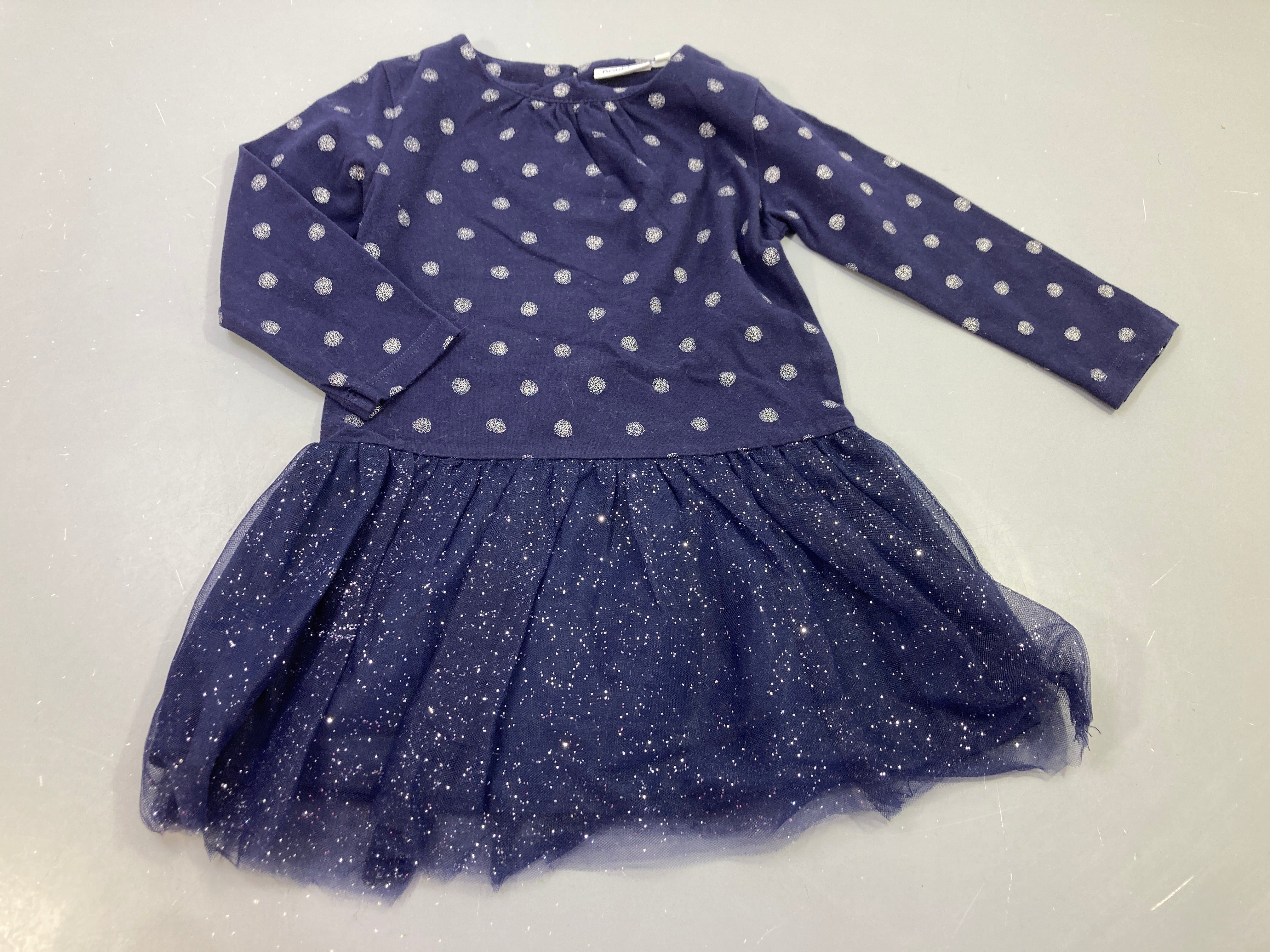 Robe m.l dessus bleu marine  à pois argentés, dessous tulle bleu marine pailleté argenté