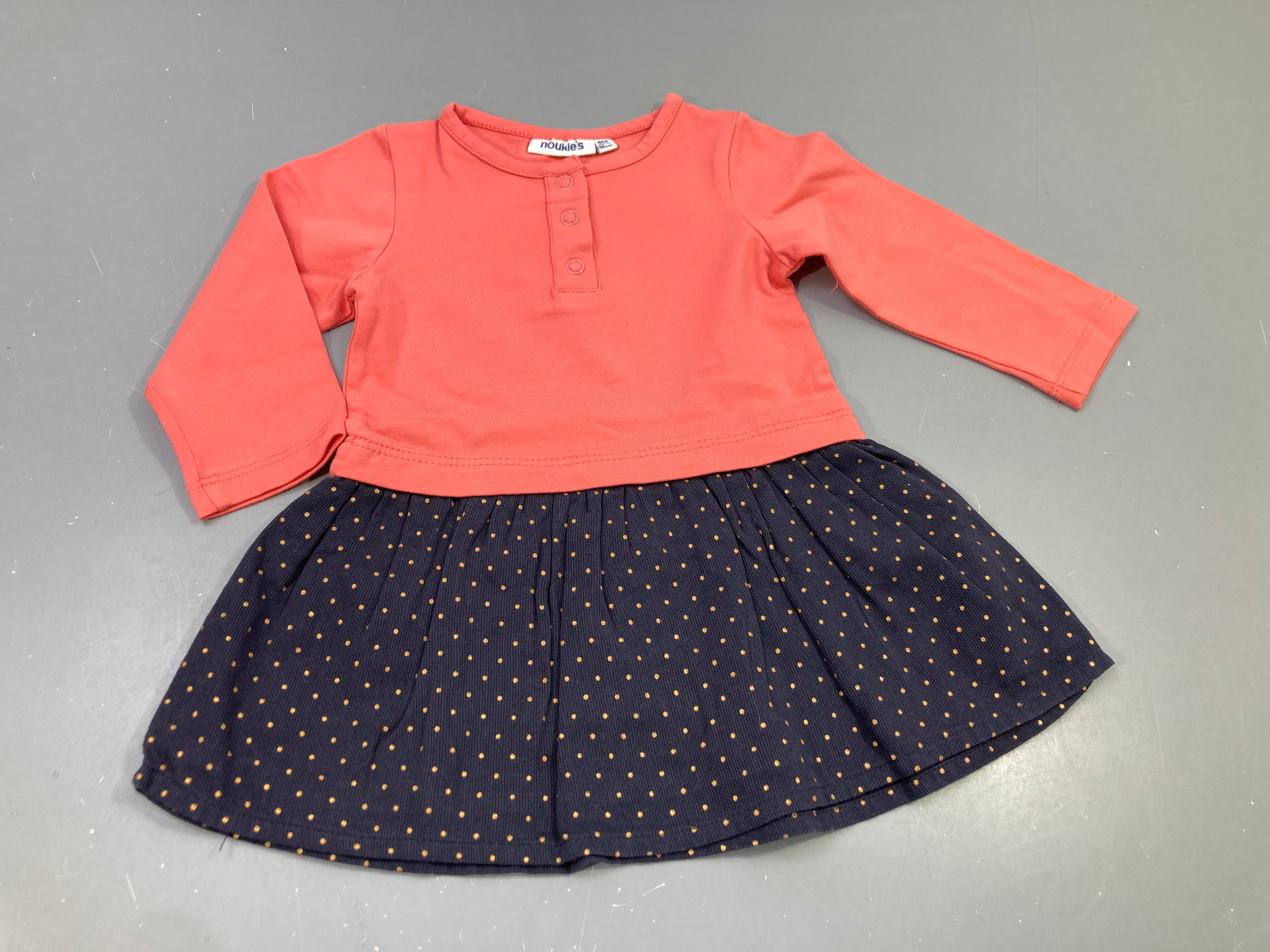 Robe m.l dessus rose, dessous bleu marine texturé à  pois dorés