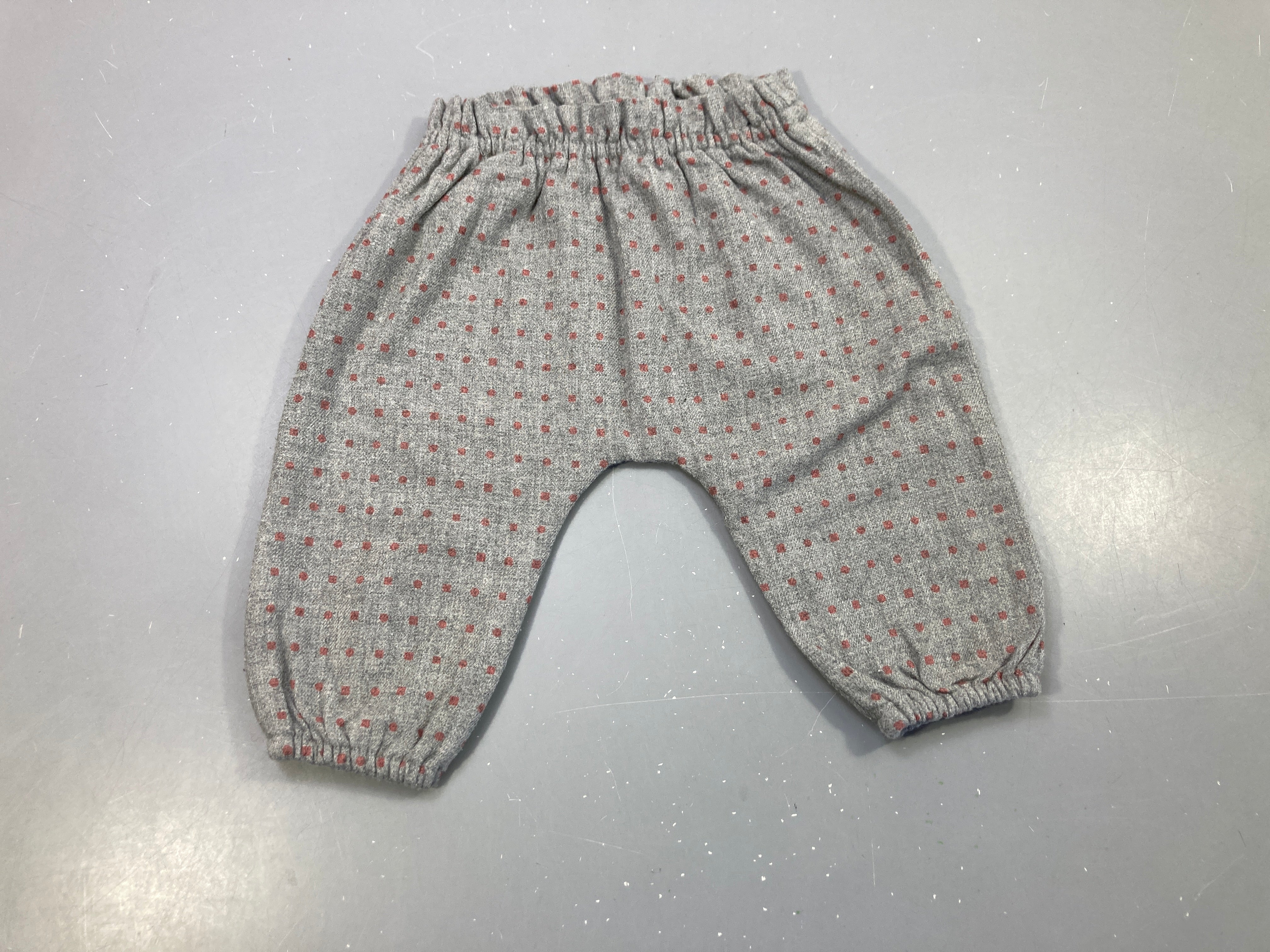 Pantalon molleton taille et chevilles élastiques  gris chiné motifs roses,légèrement bouloché