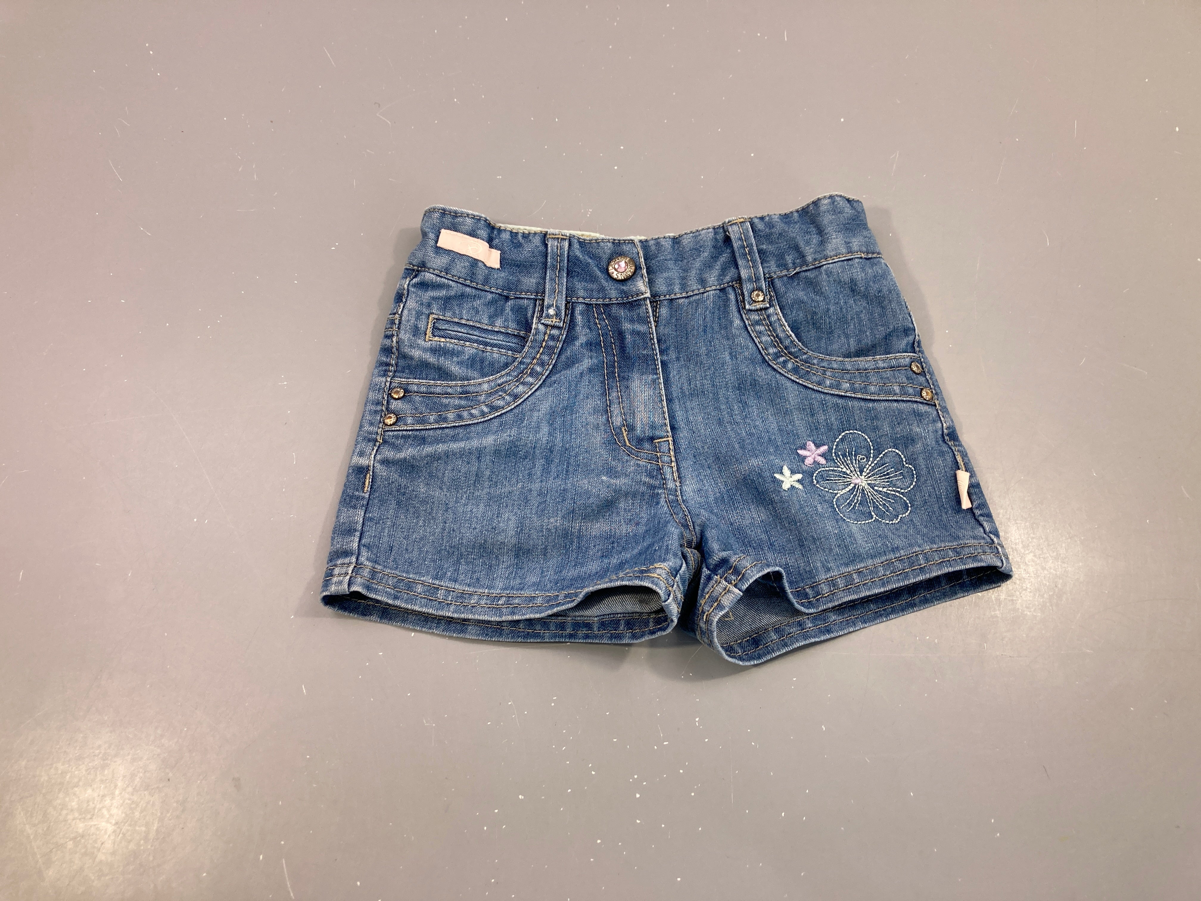 Short denim fleurs brodées