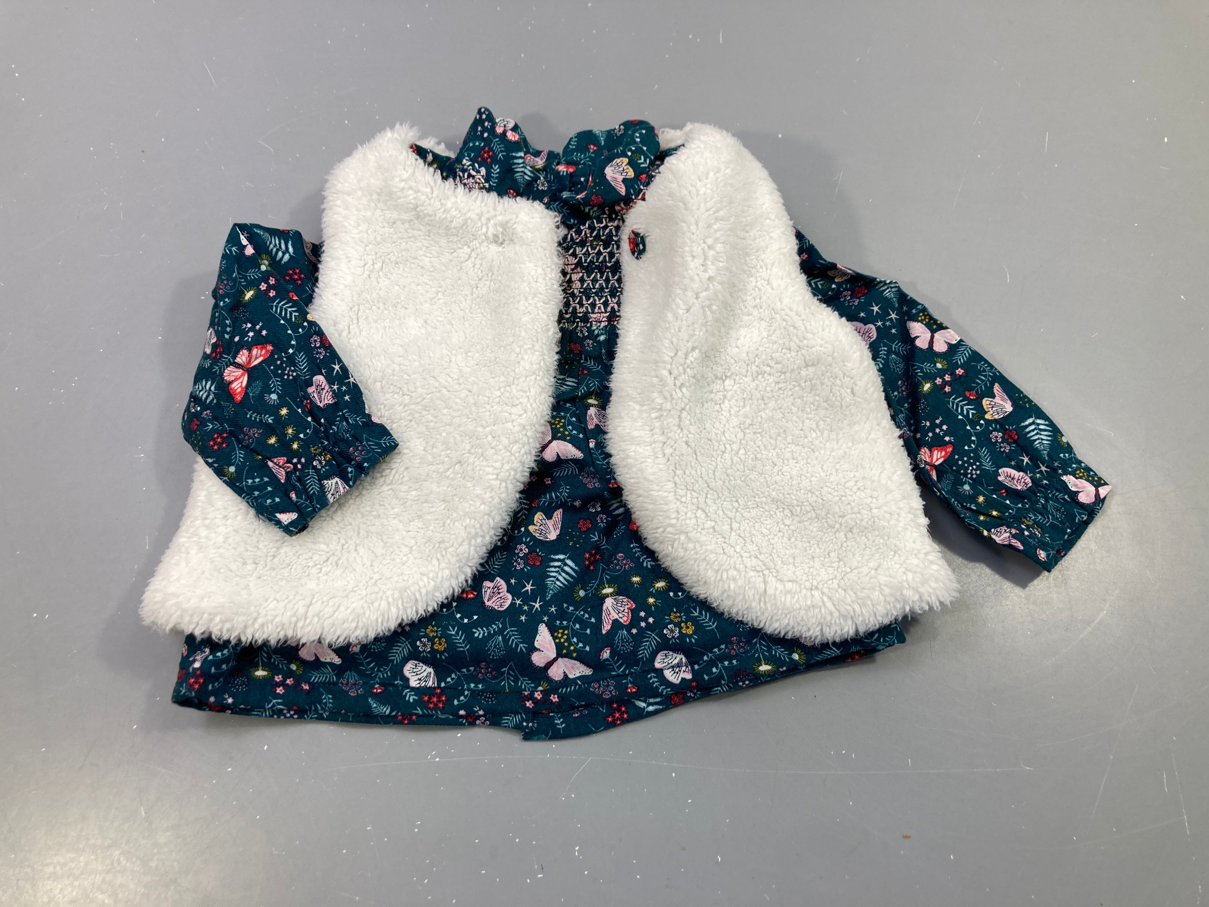 Ensemble blouse ml verte motifs papillons + gilet s.m peluche blanc  (petite tache , à relaver)